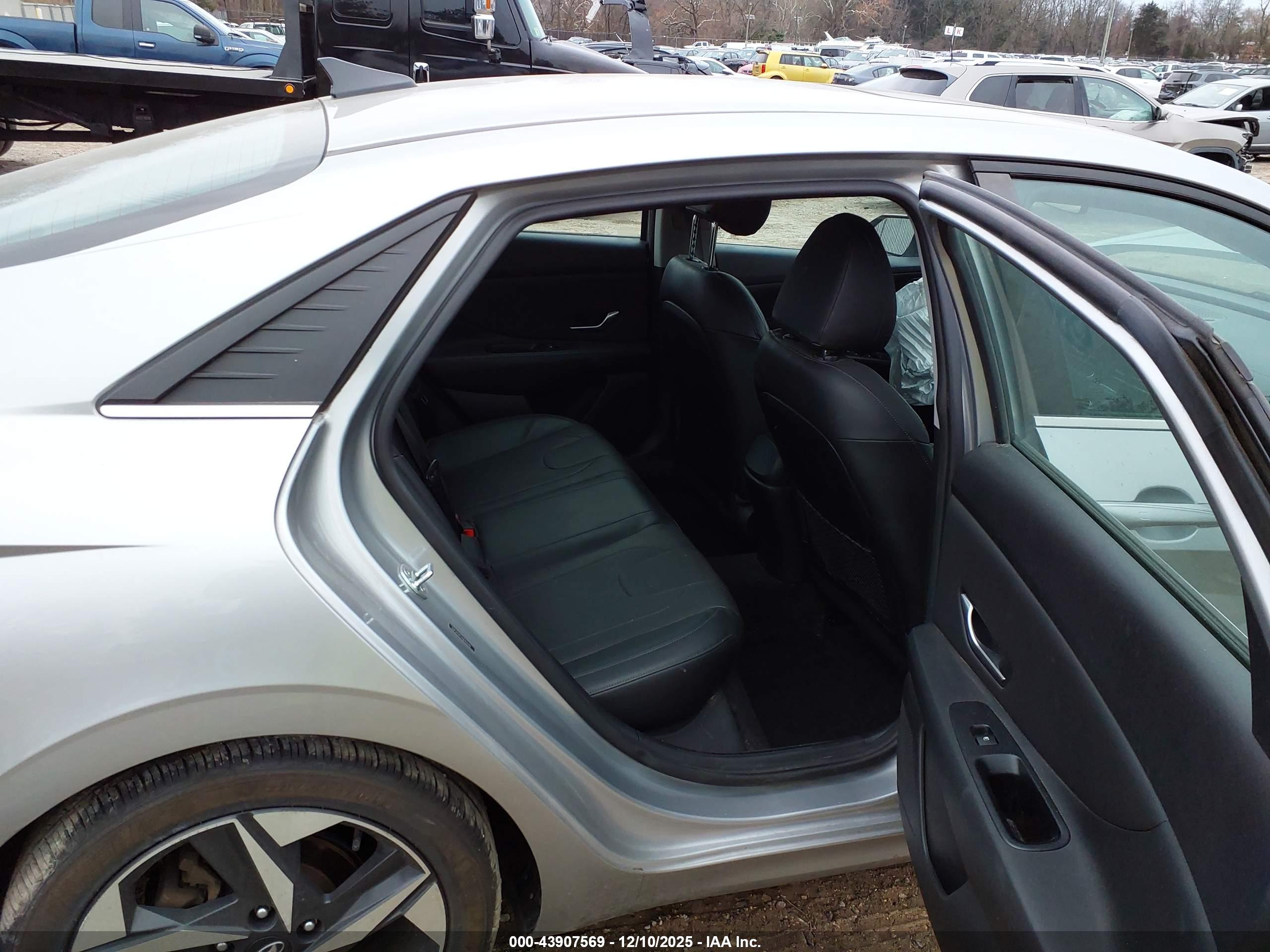 HYUNDAI ELANTRA image 8