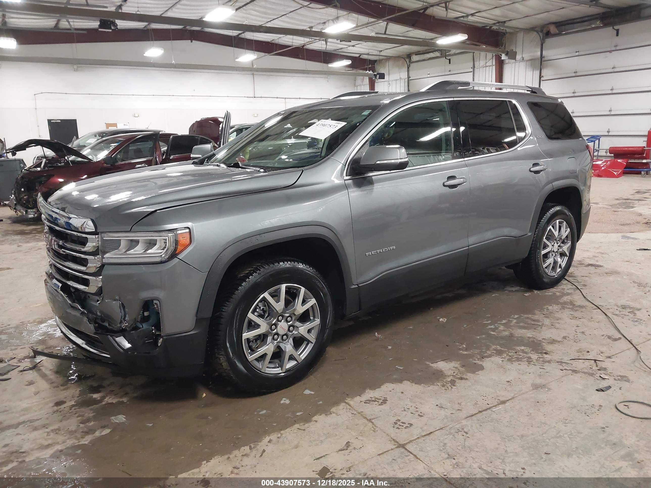 GMC ACADIA image 2