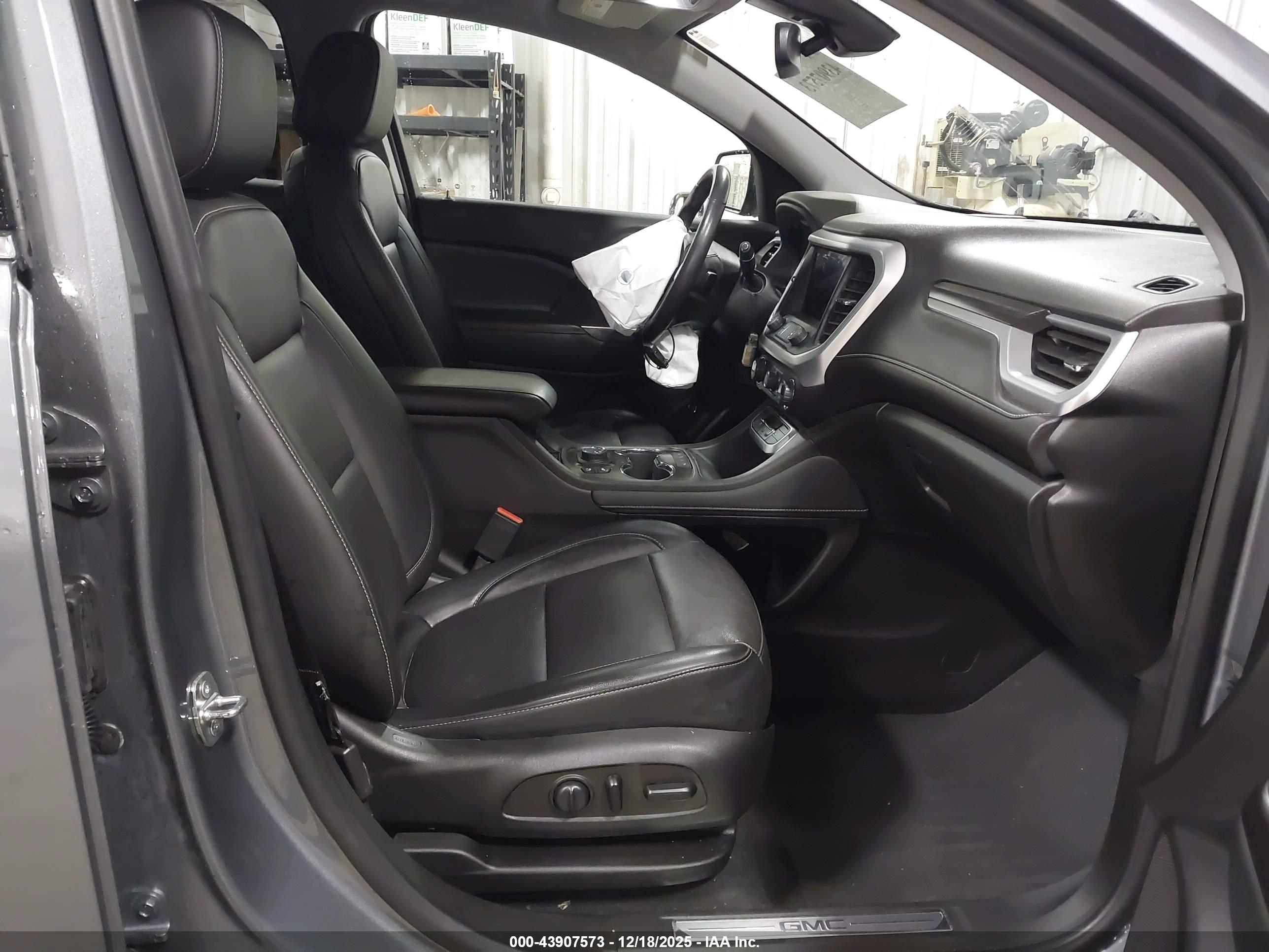 GMC ACADIA image 5