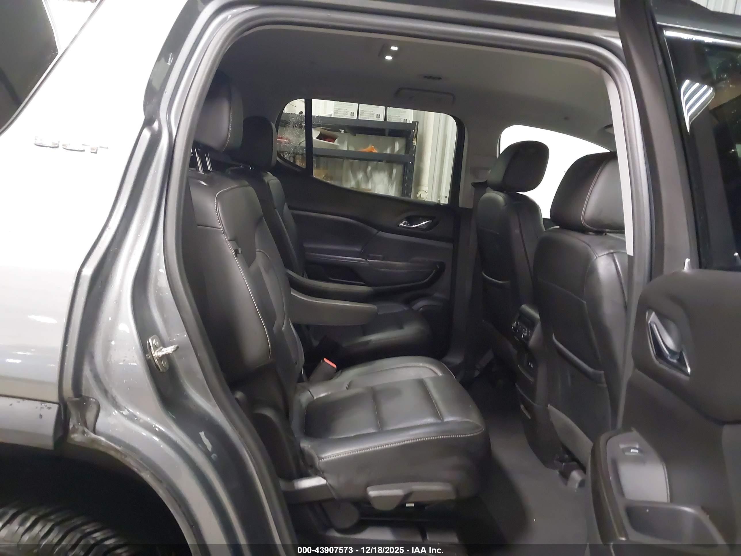GMC ACADIA image 8
