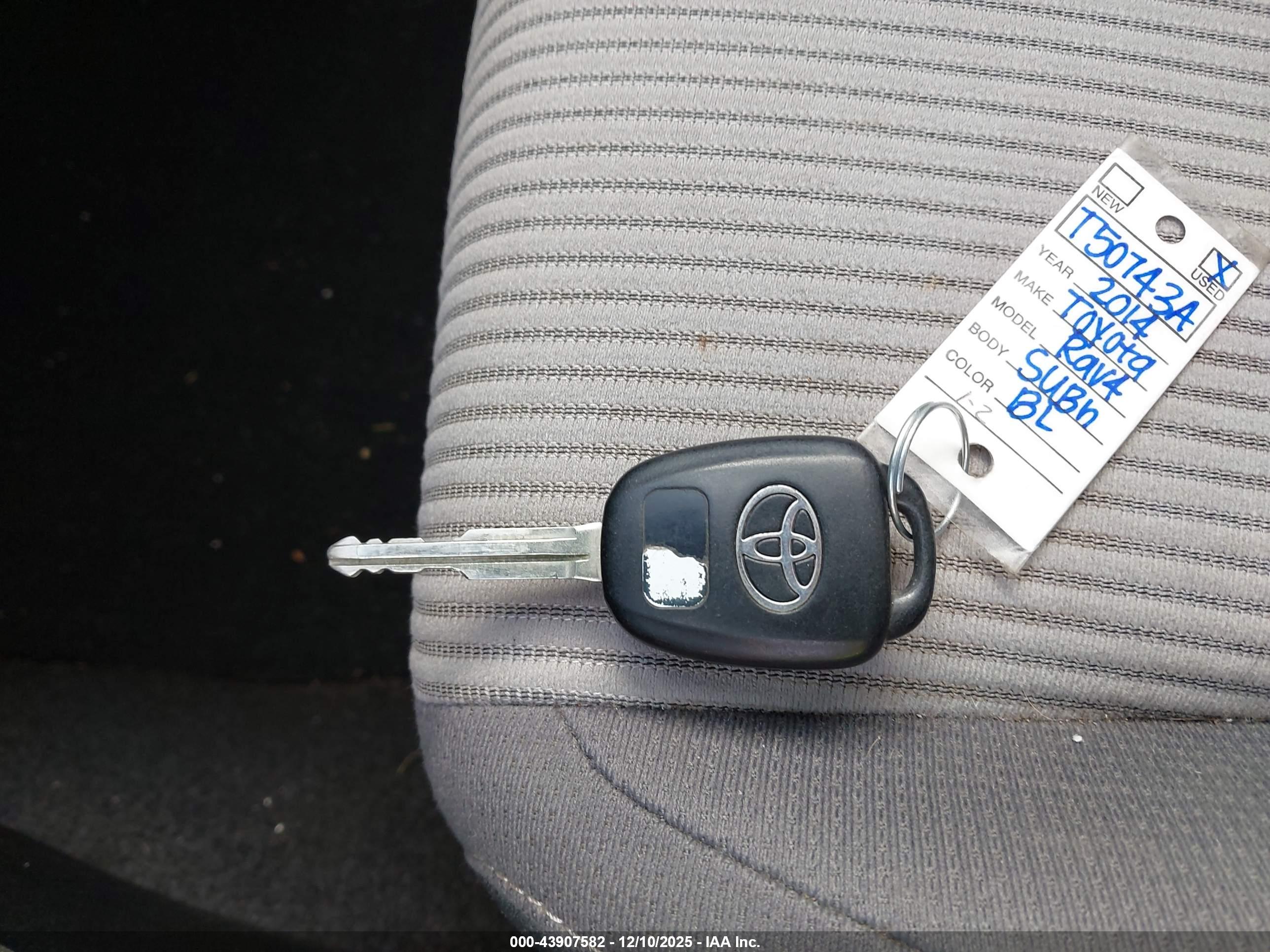 TOYOTA RAV4 image 9