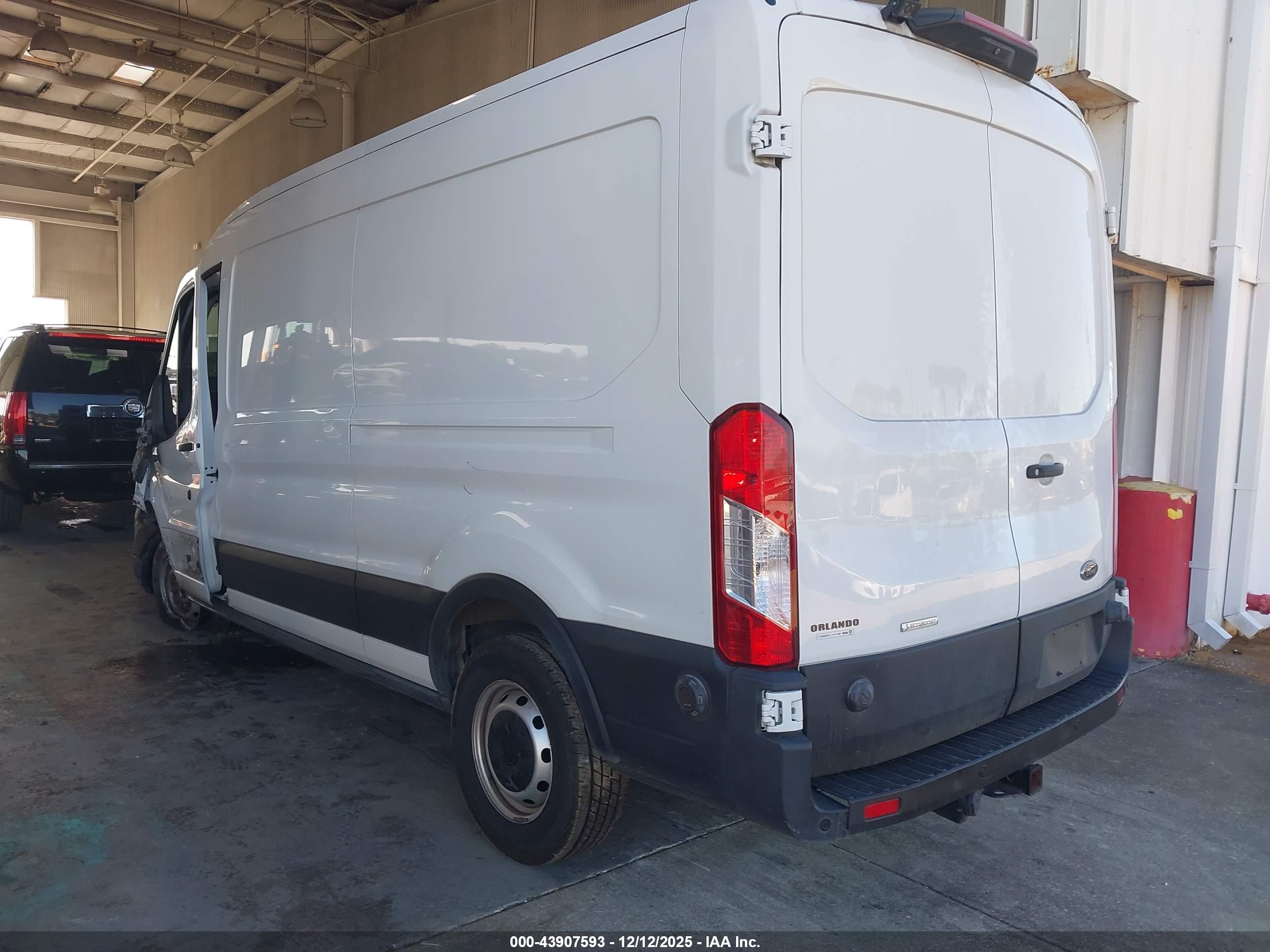 FORD TRANSIT-250 image 3