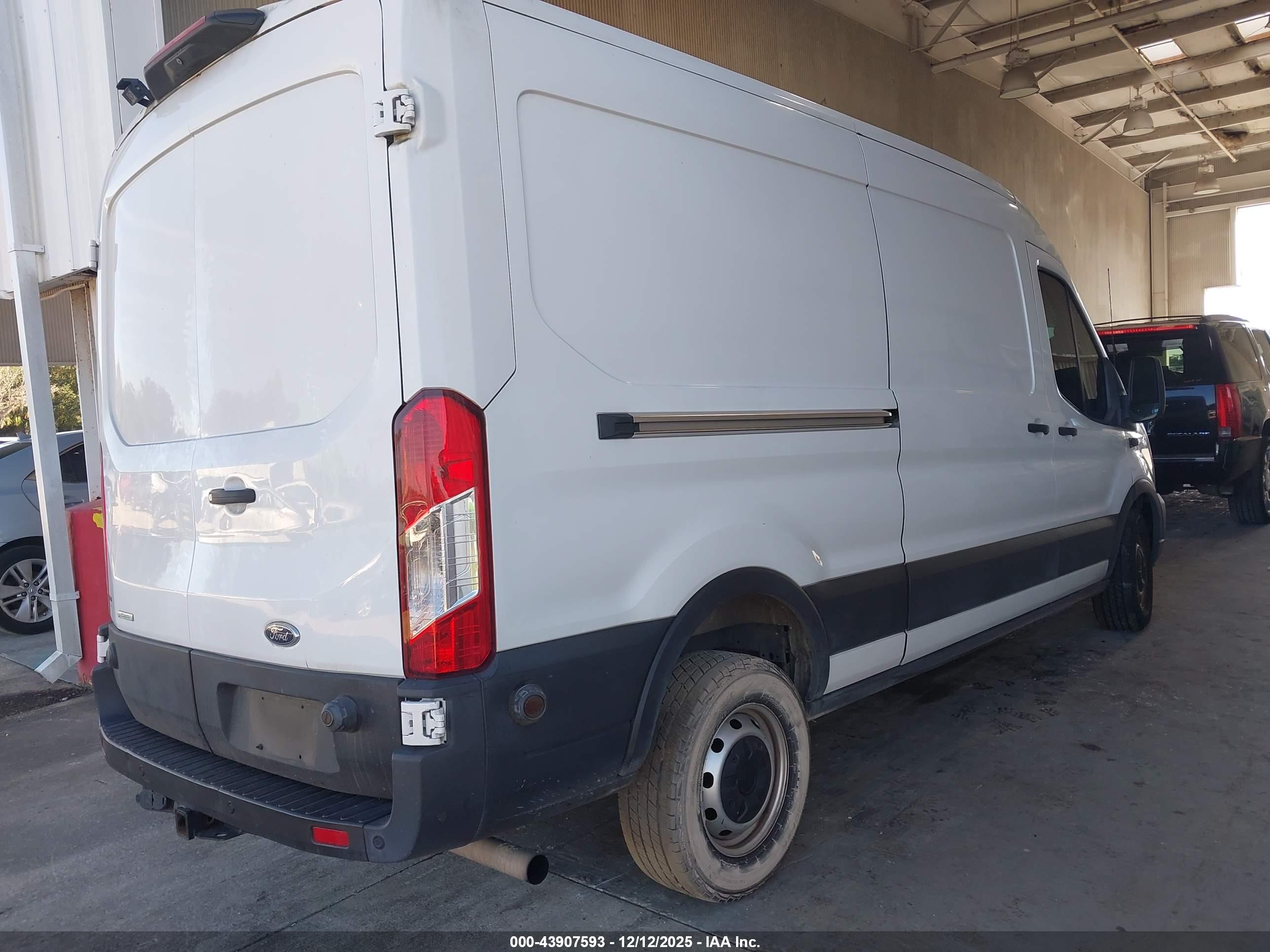 FORD TRANSIT-250 image 4