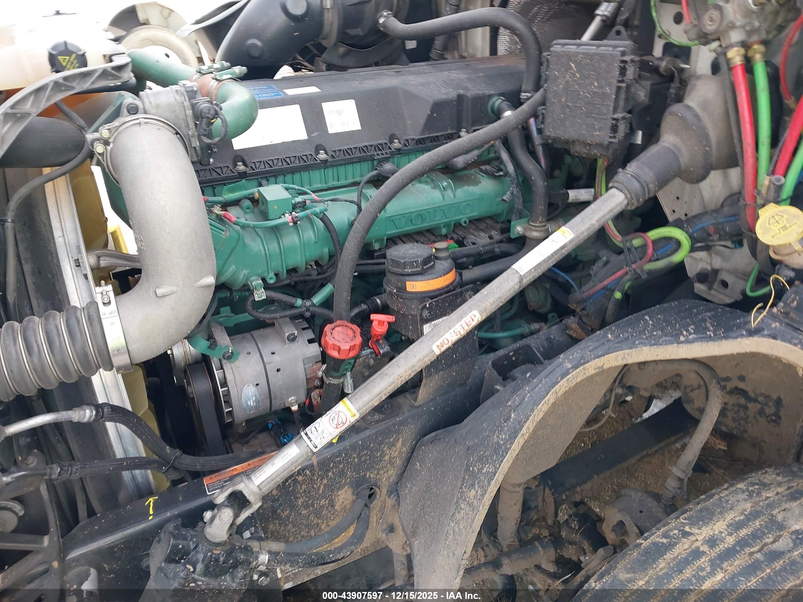 VOLVO VNL image 10