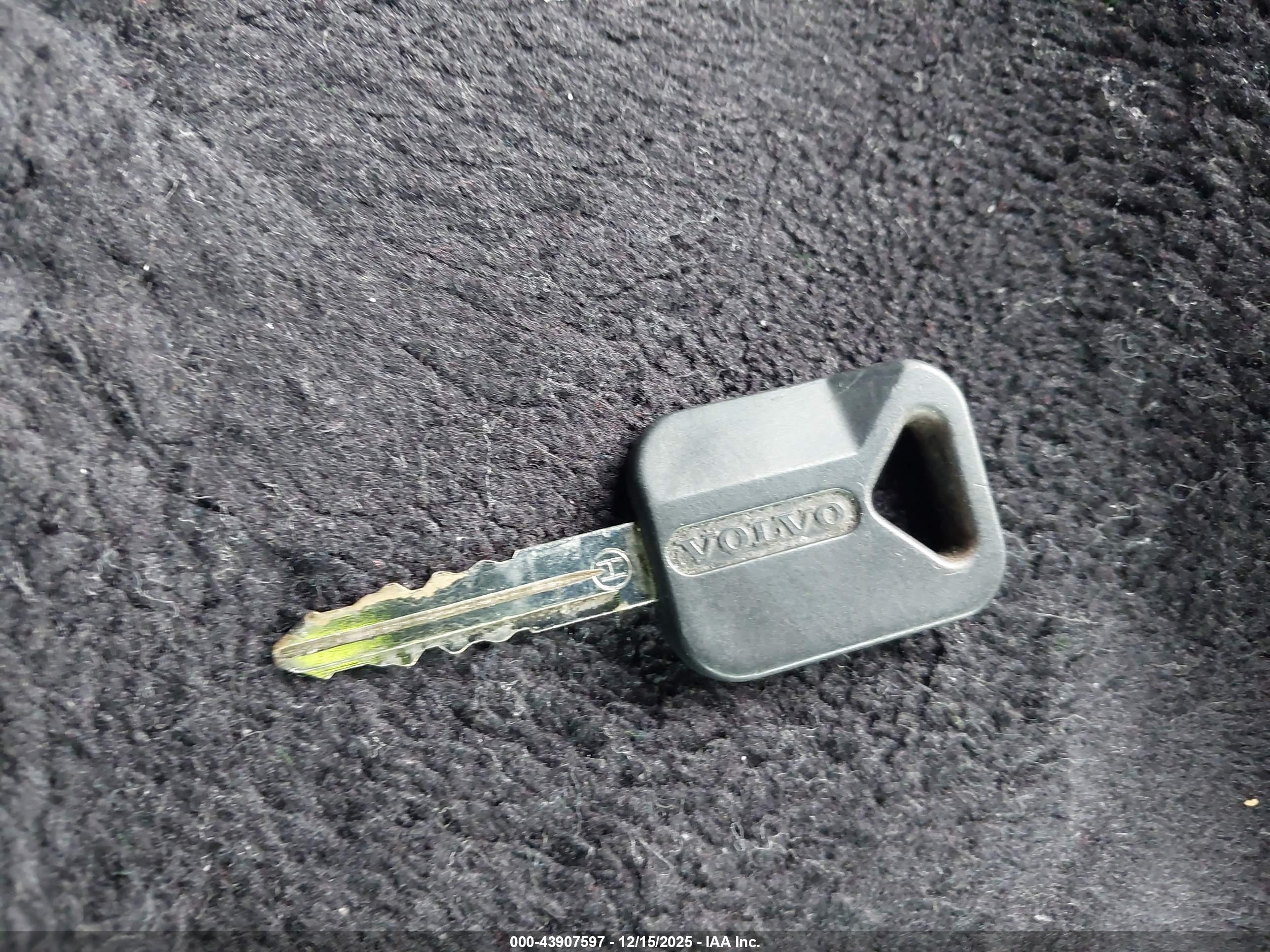 VOLVO VNL image 11