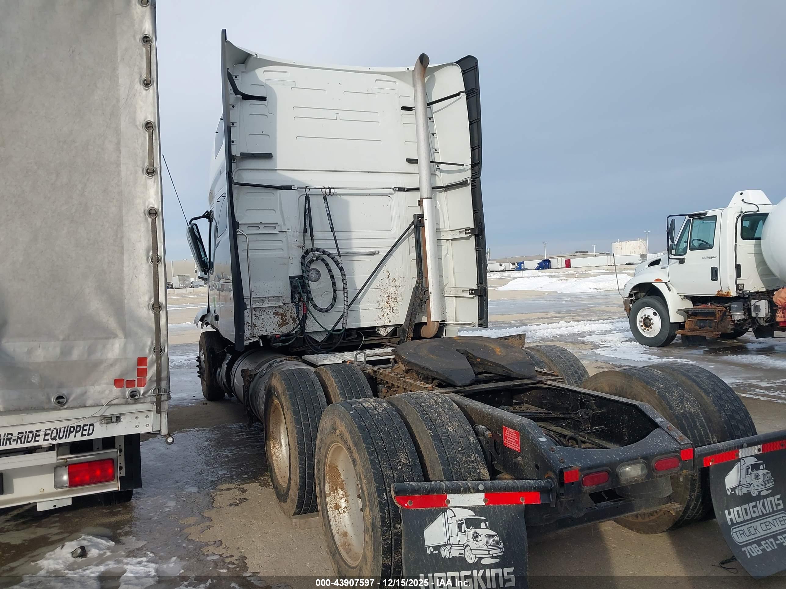 VOLVO VNL image 3