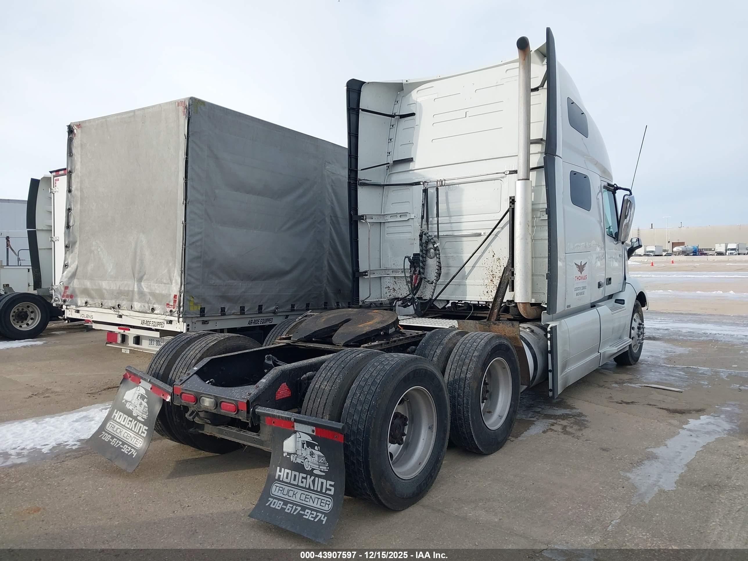 VOLVO VNL image 4