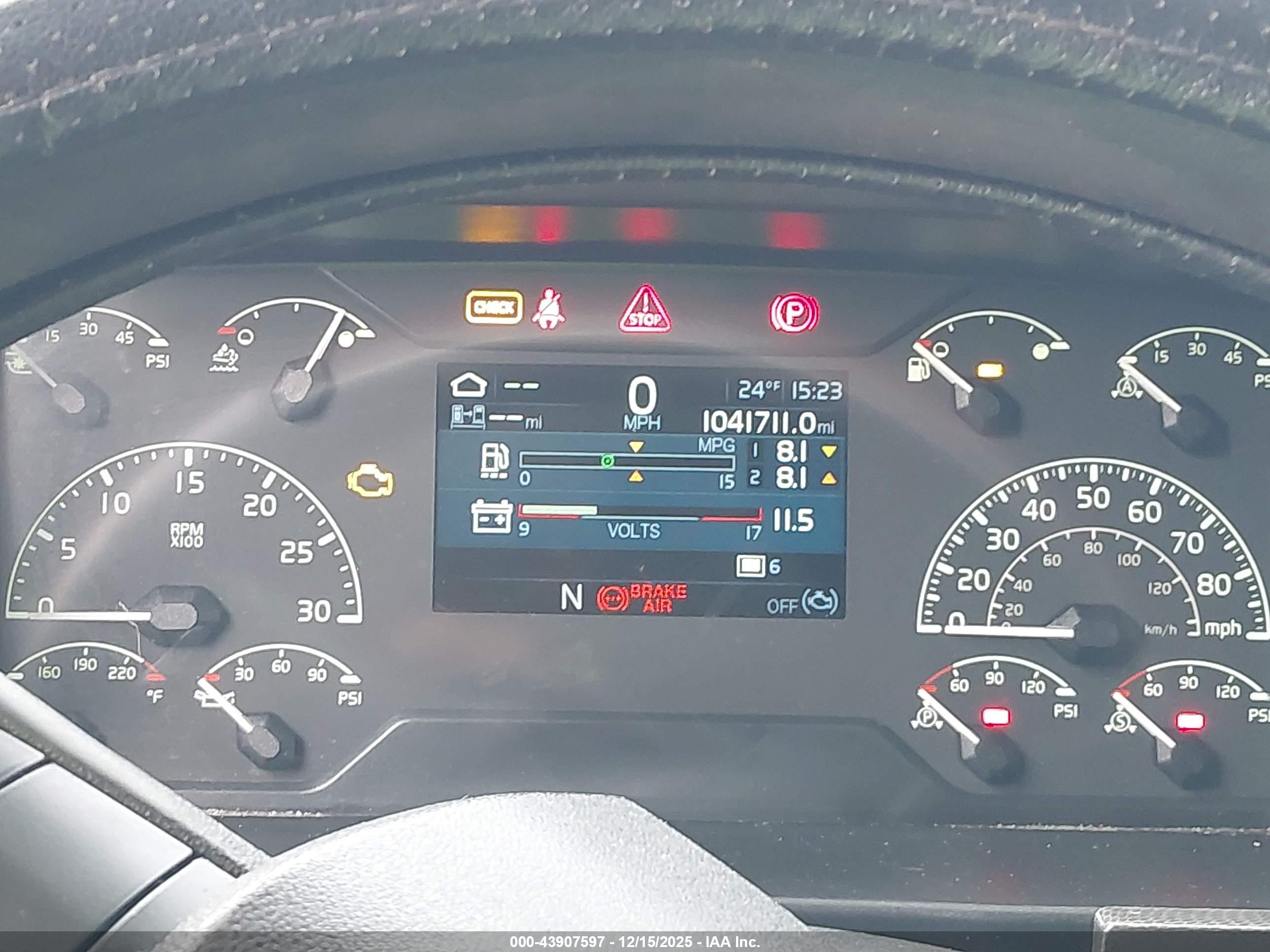 VOLVO VNL image 6