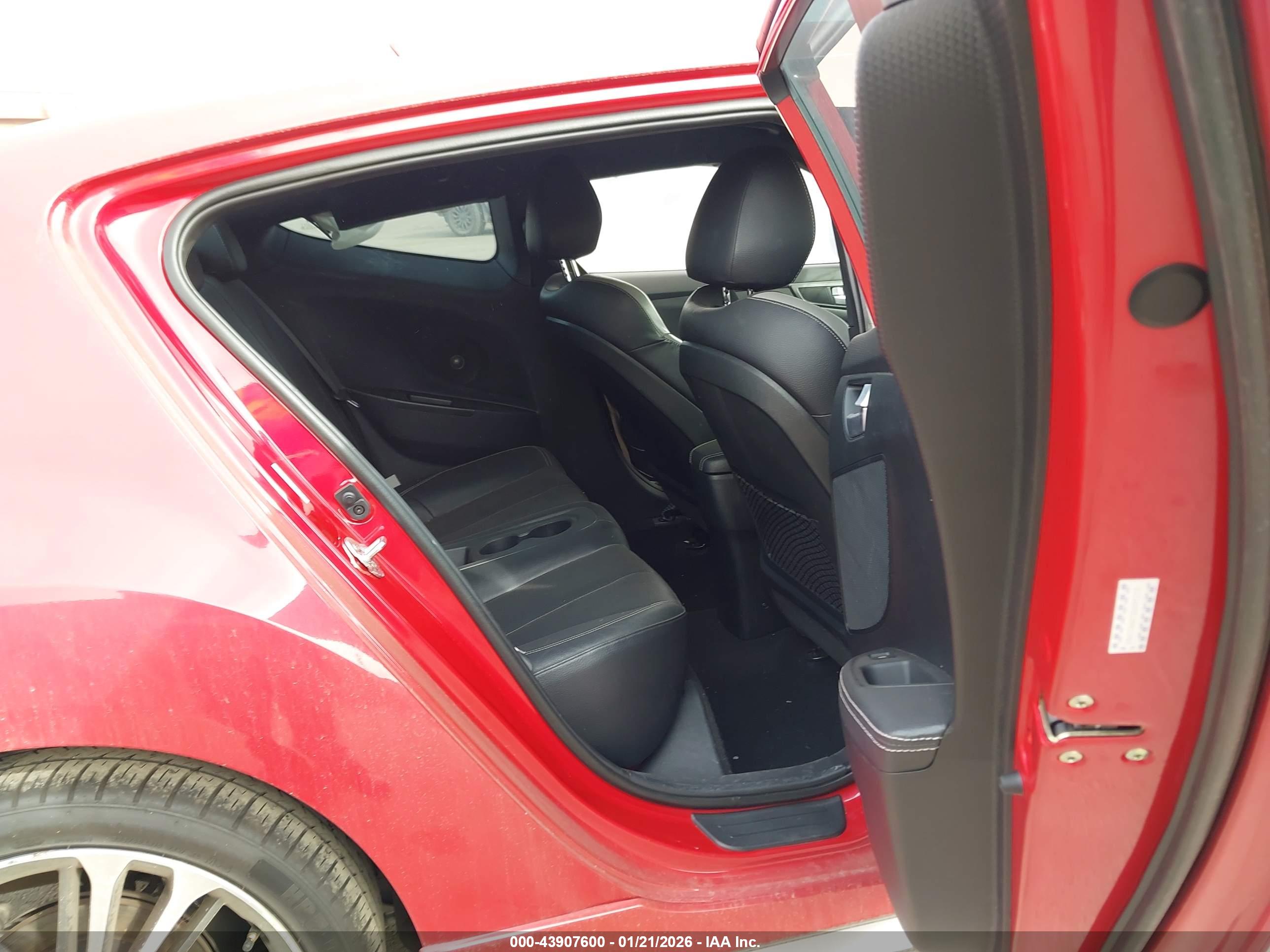 HYUNDAI VELOSTER image 8