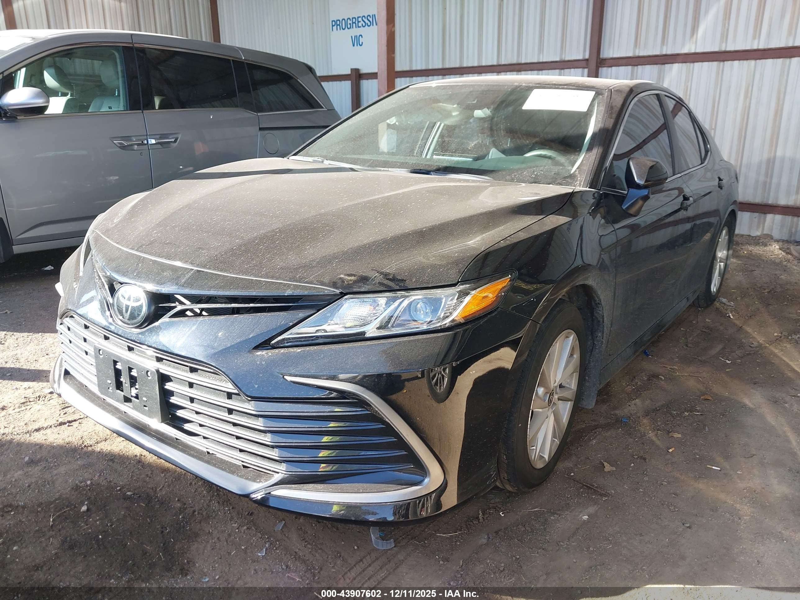 TOYOTA CAMRY image 2