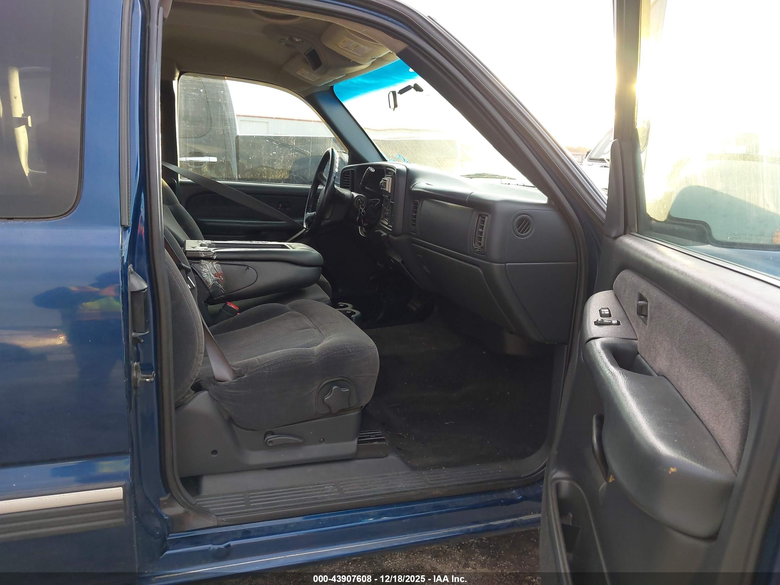 CHEVROLET SILVERADO image 5