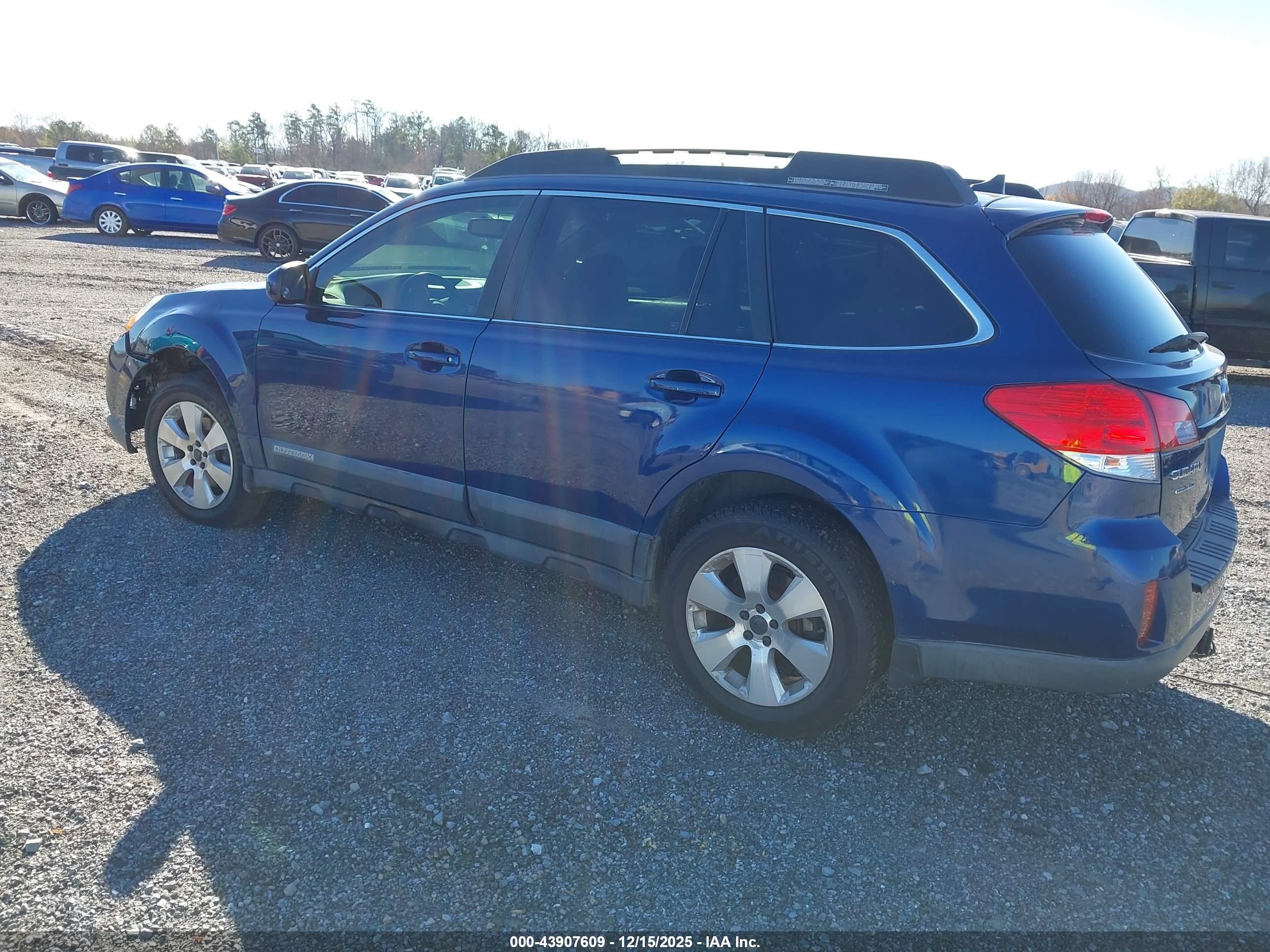 SUBARU OUTBACK image 3