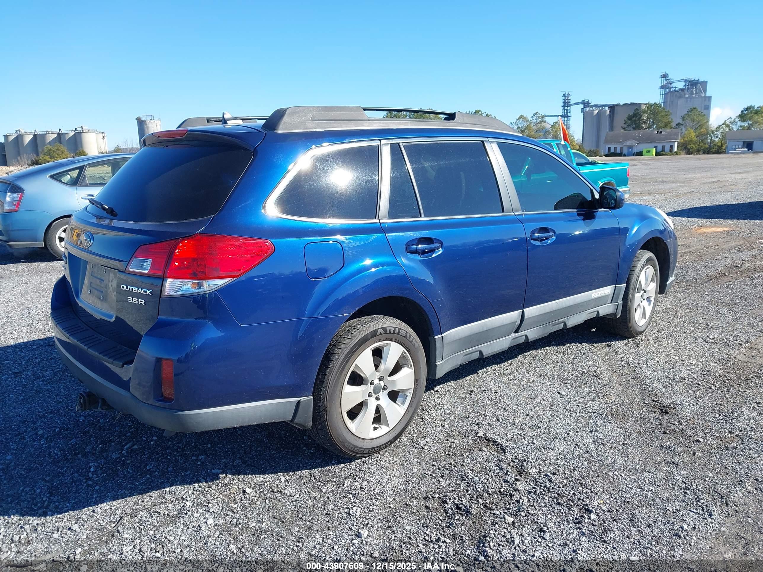SUBARU OUTBACK image 4