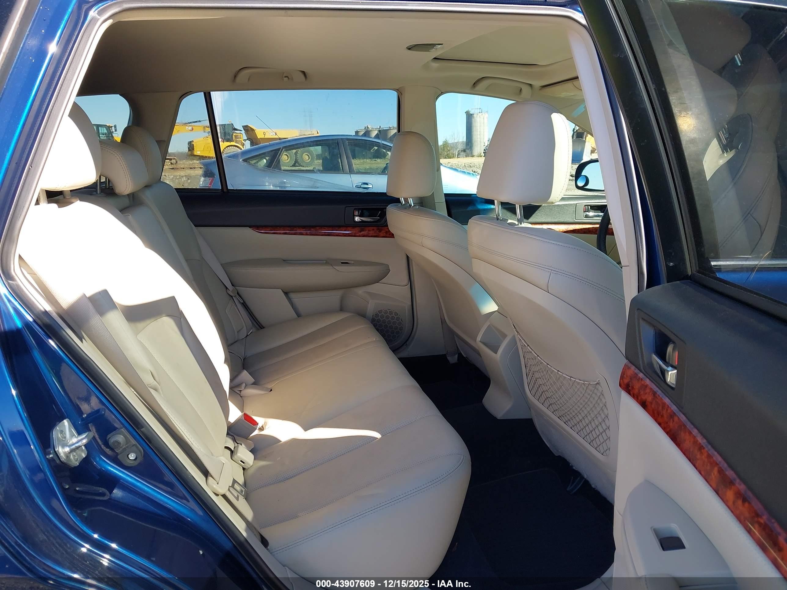 SUBARU OUTBACK image 8