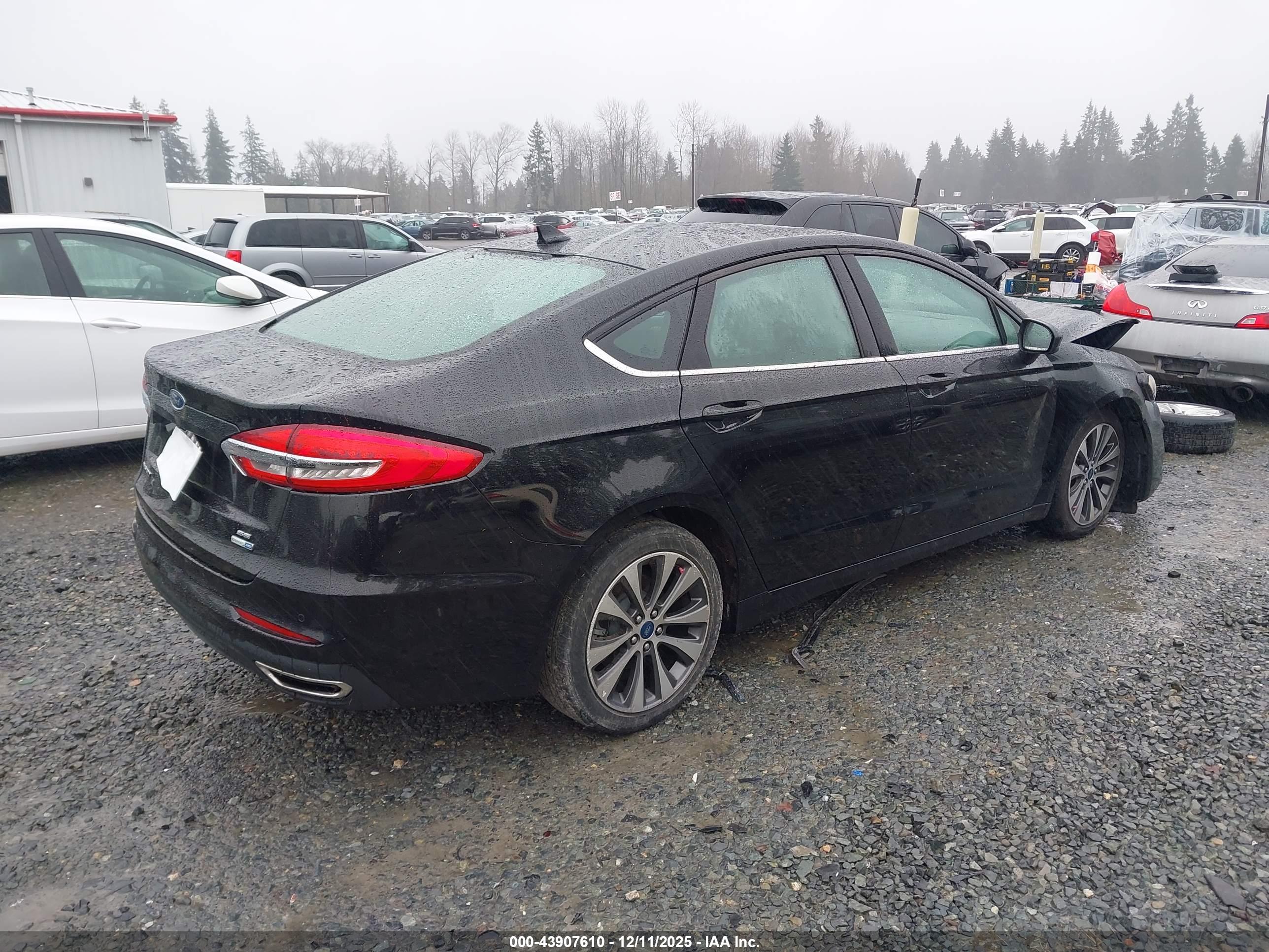 FORD FUSION image 4