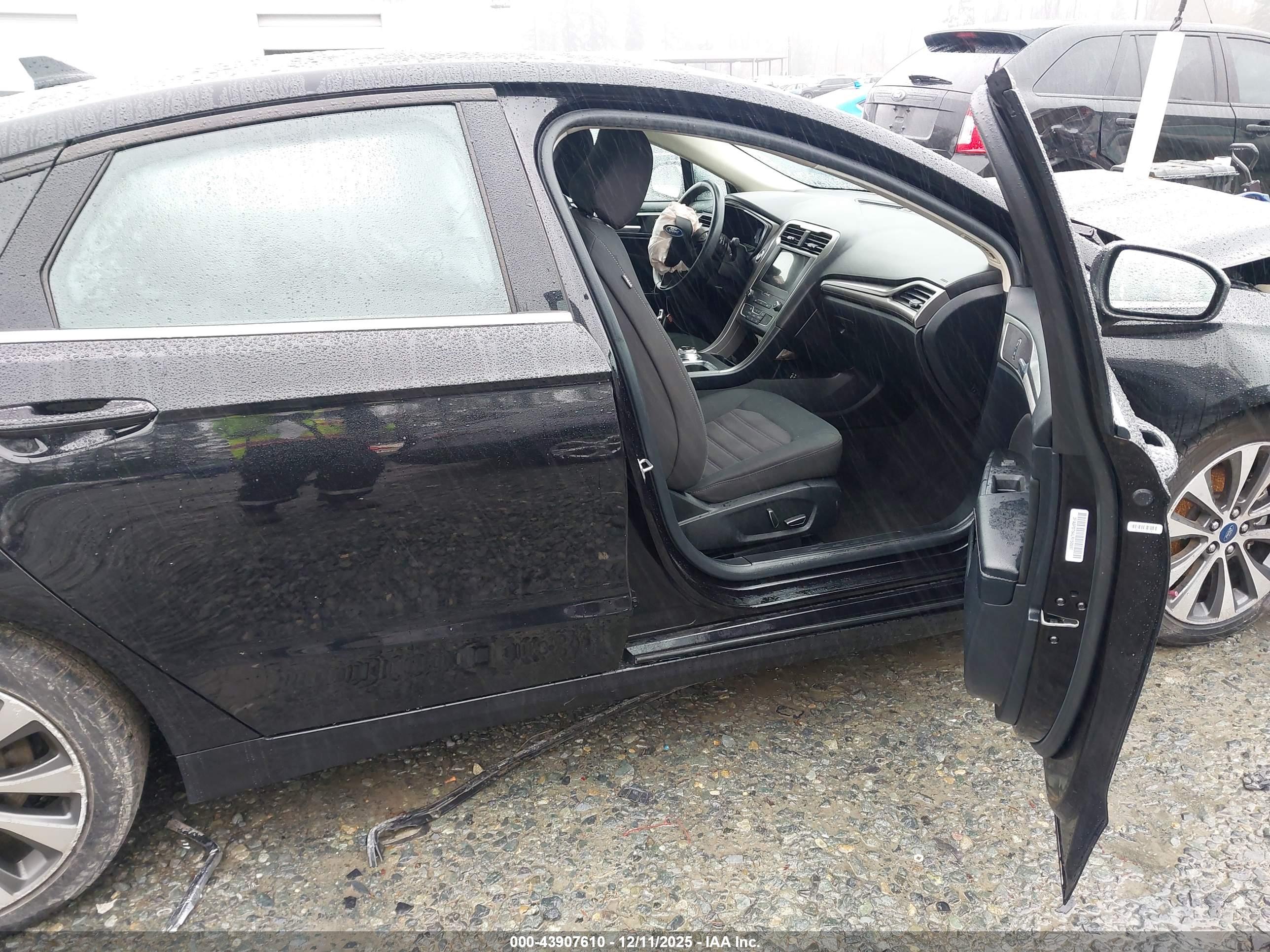 FORD FUSION image 5