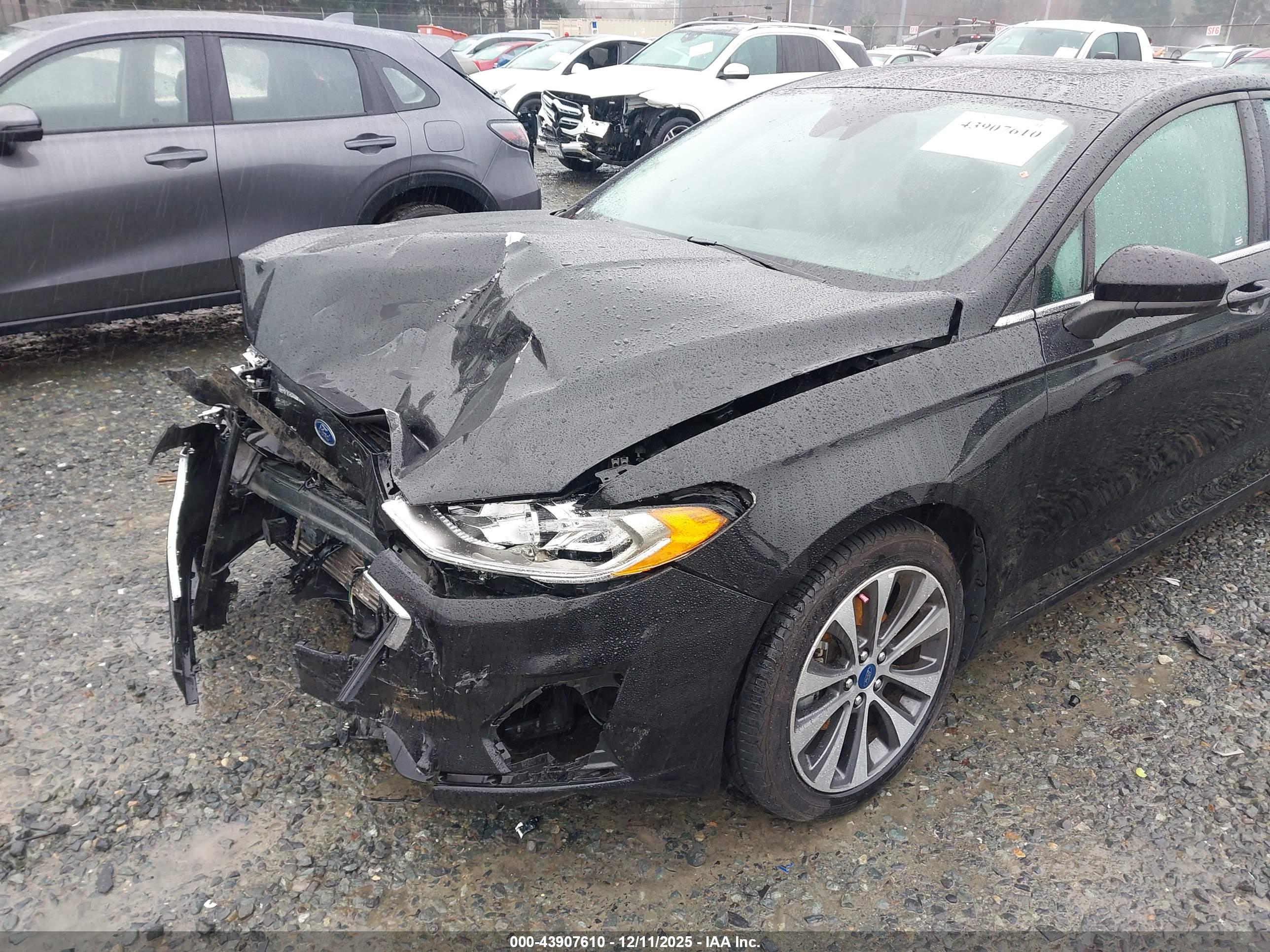 FORD FUSION image 6
