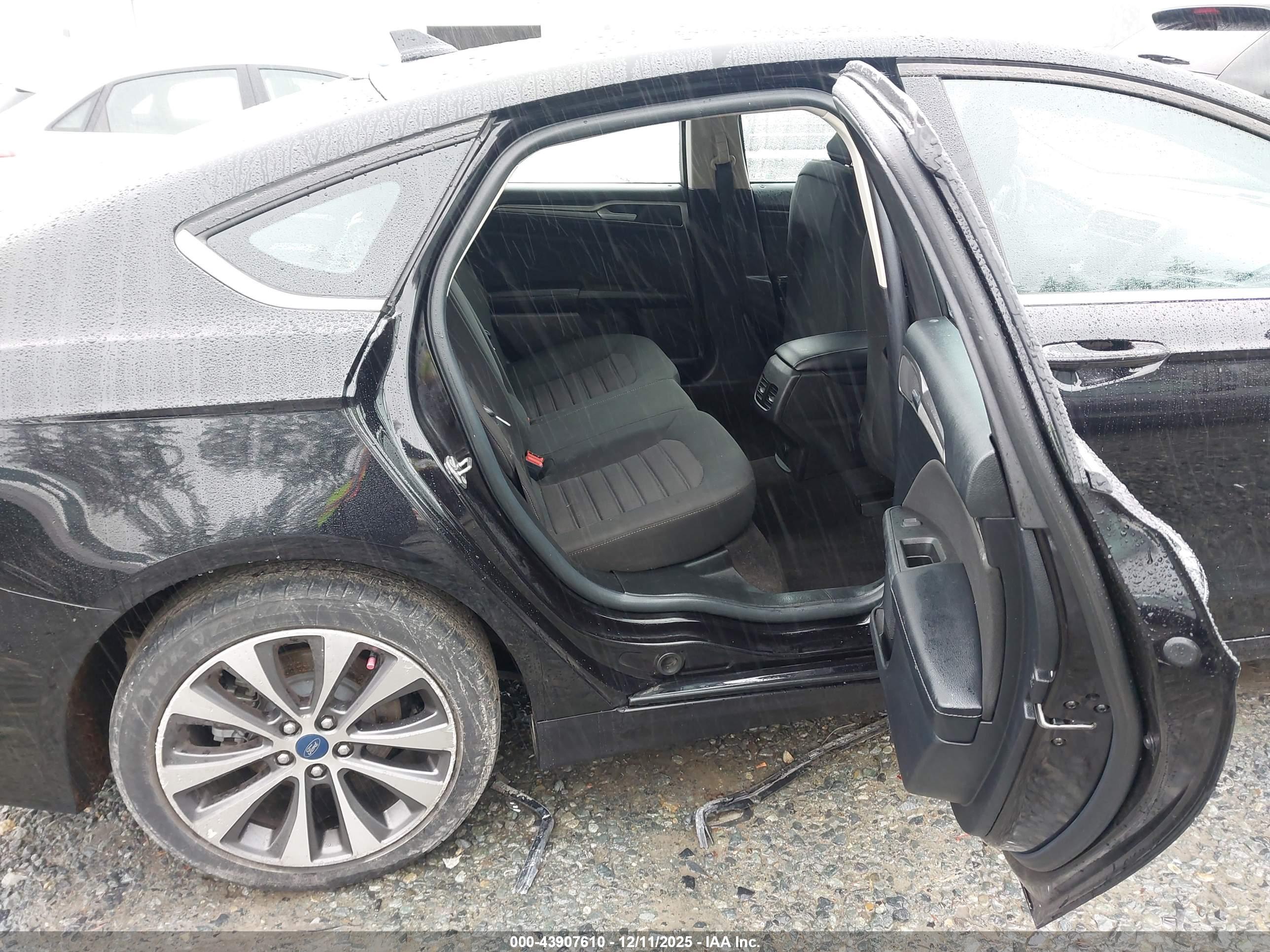 FORD FUSION image 8