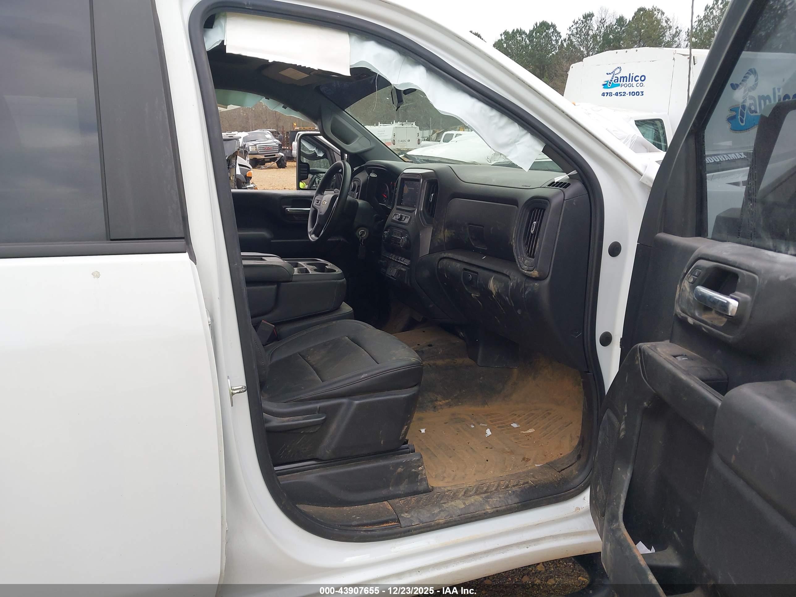 CHEVROLET SILVERADO image 5