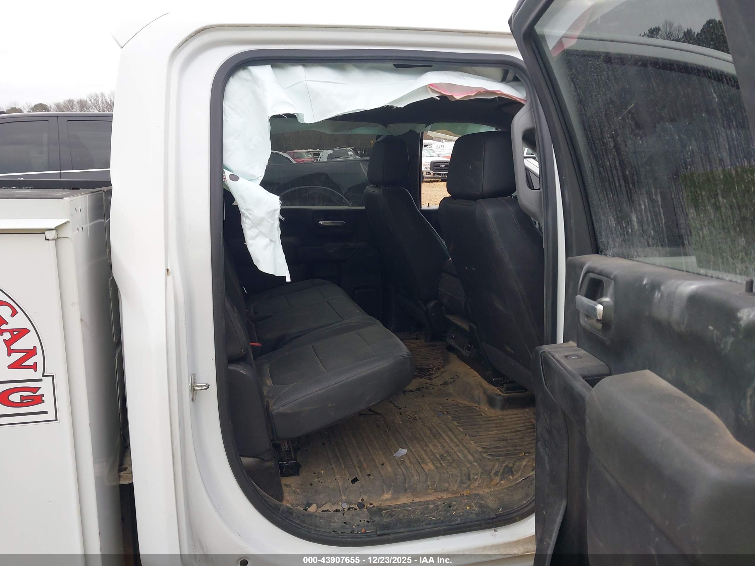 CHEVROLET SILVERADO image 8