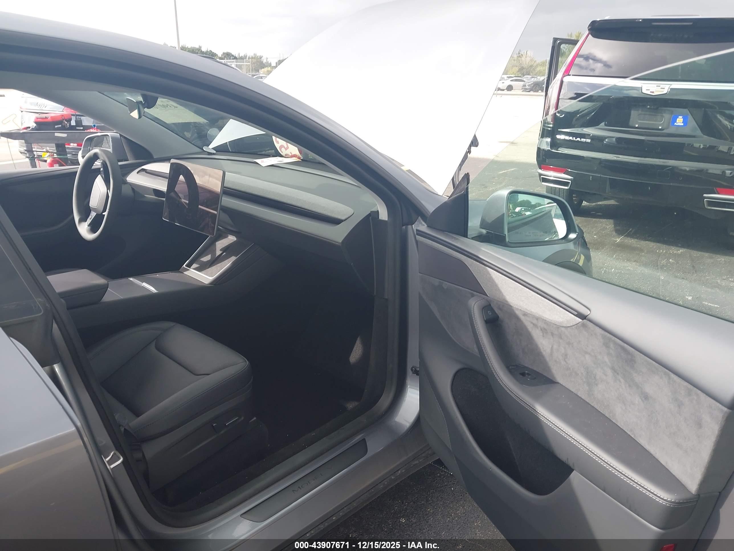 TESLA MODEL image 5