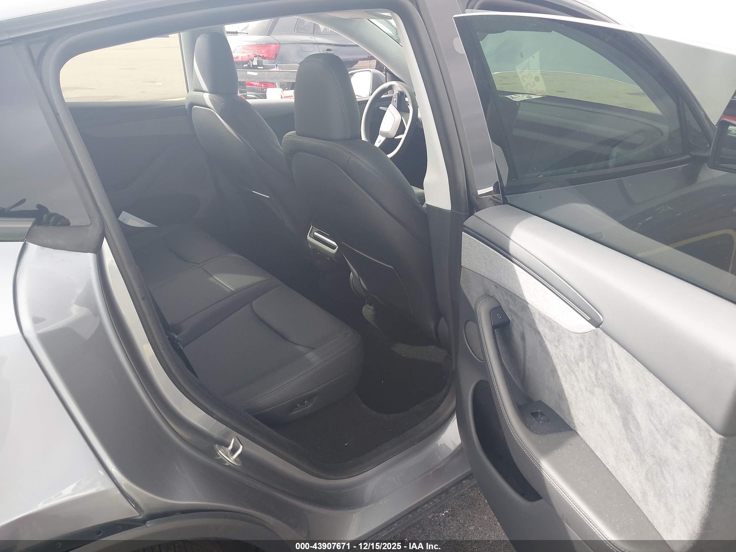 TESLA MODEL image 8