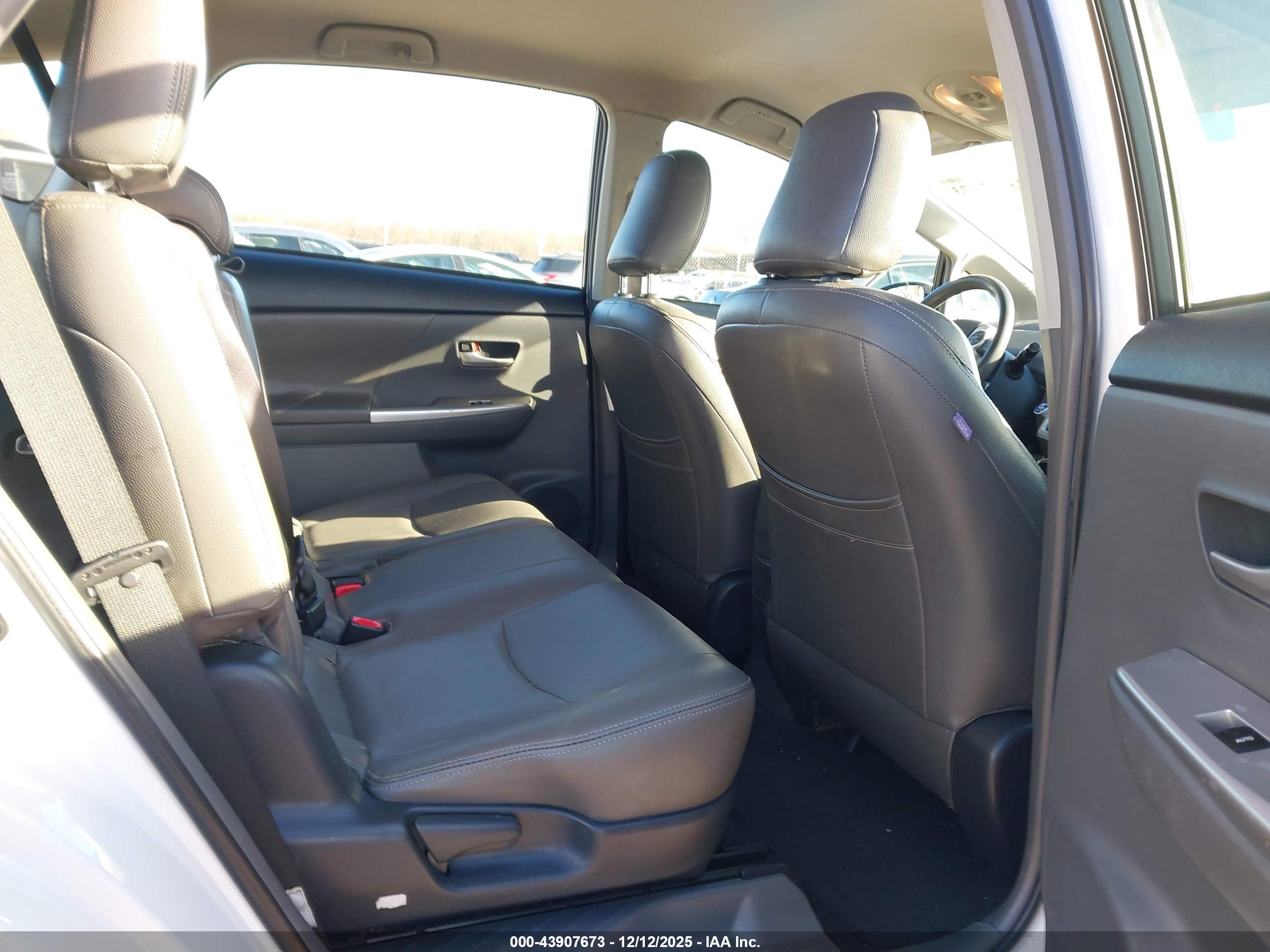TOYOTA PRIUS image 8