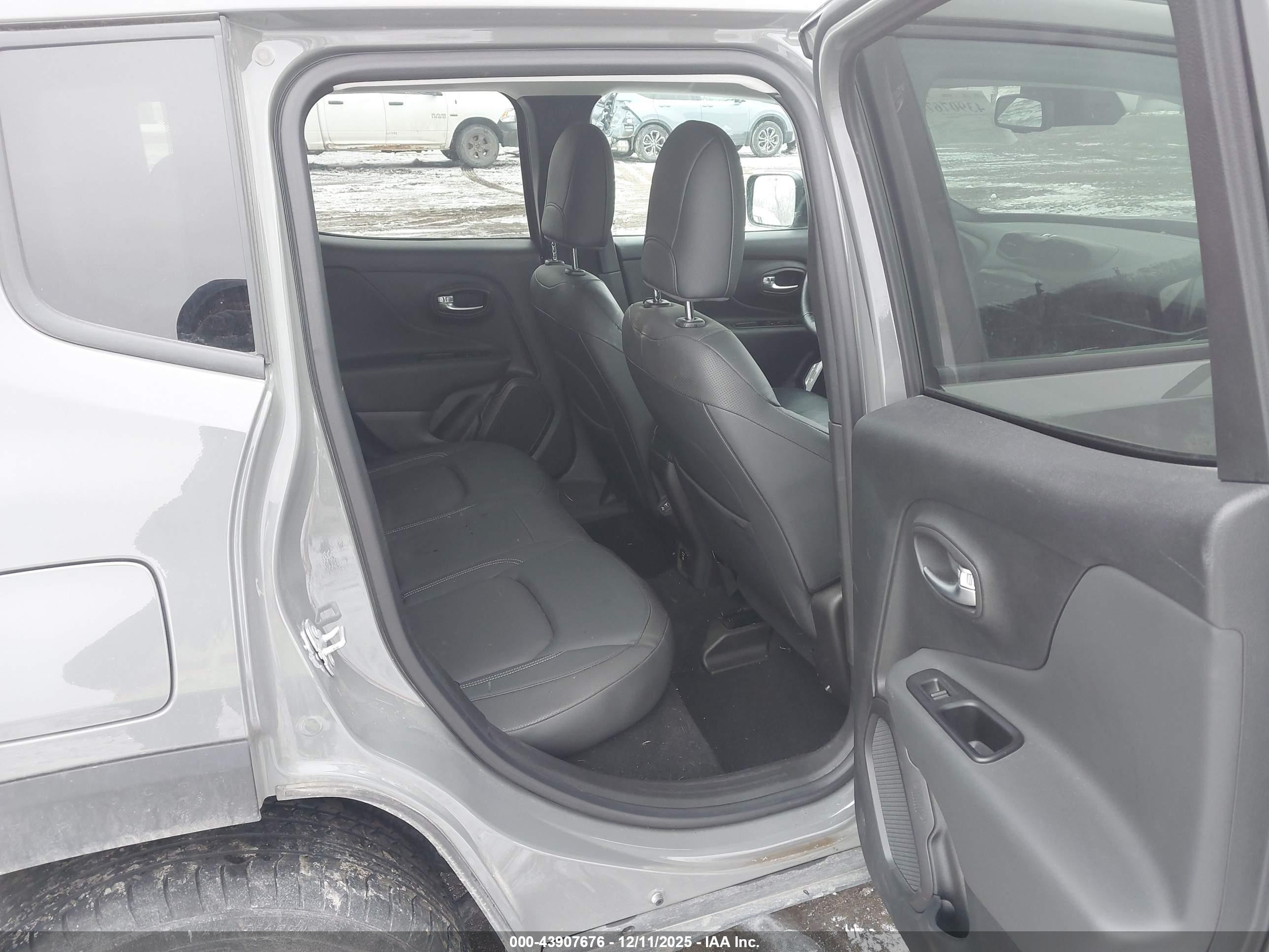 JEEP RENEGADE image 8