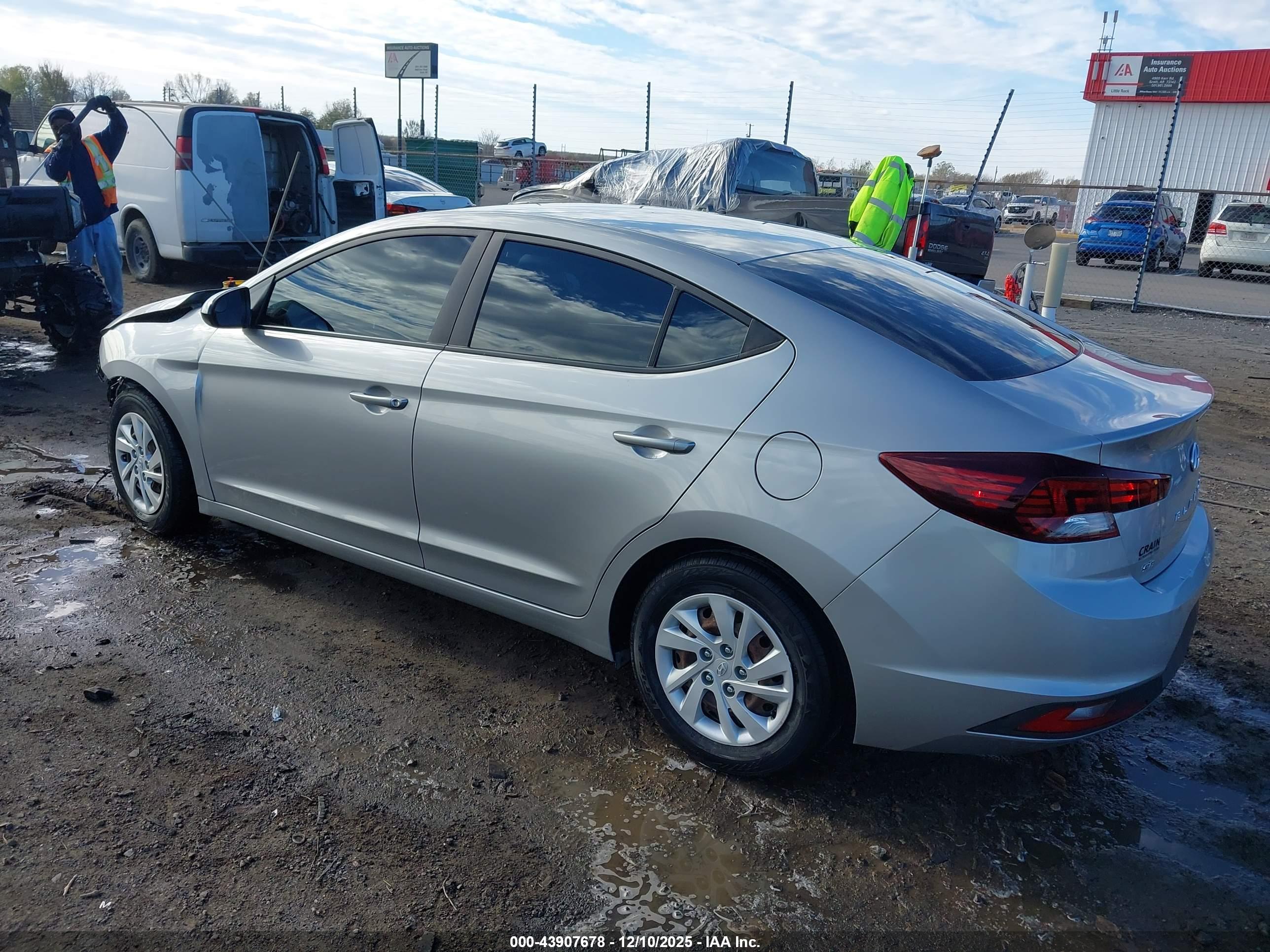 HYUNDAI ELANTRA image 3