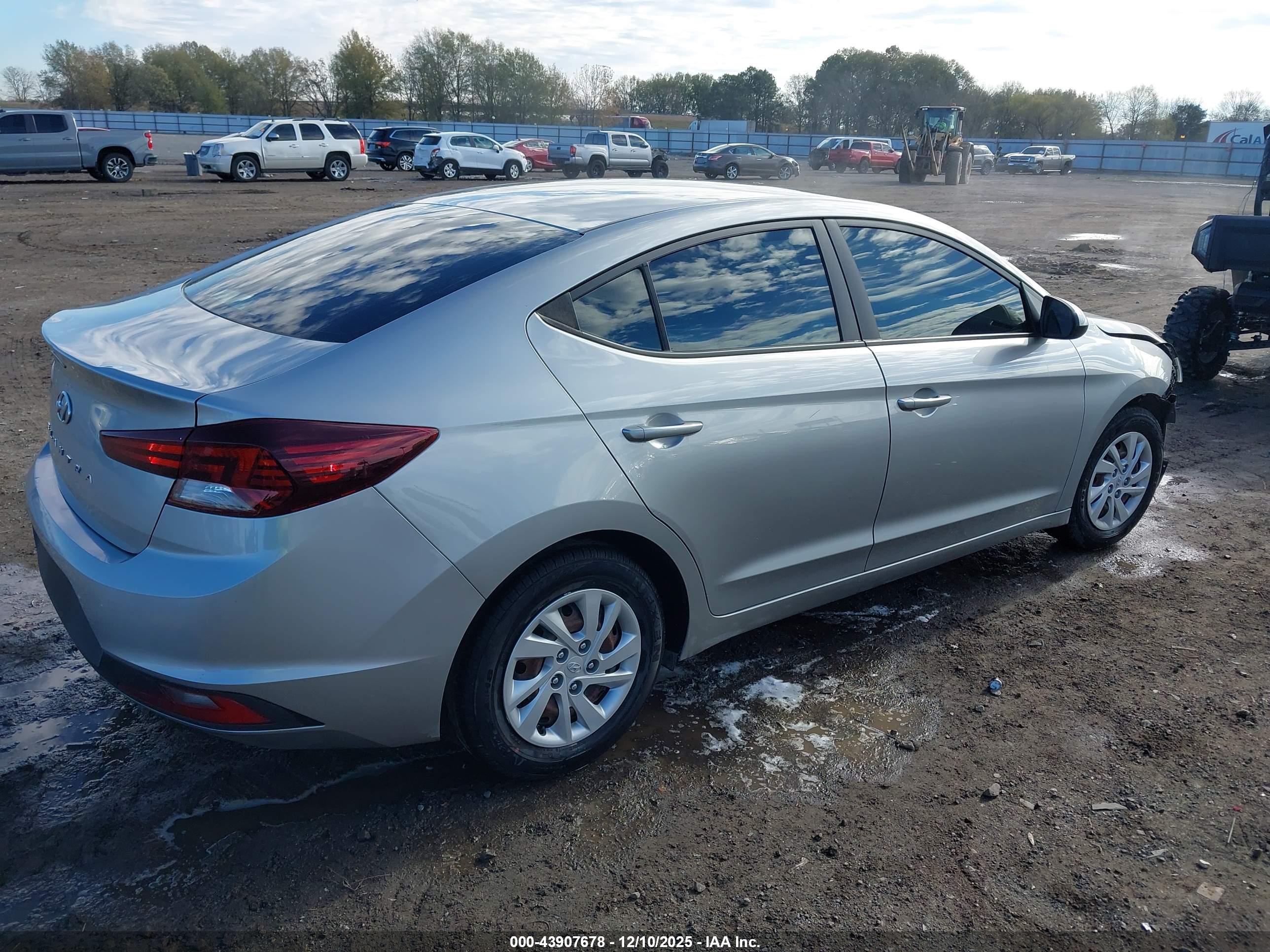 HYUNDAI ELANTRA image 4