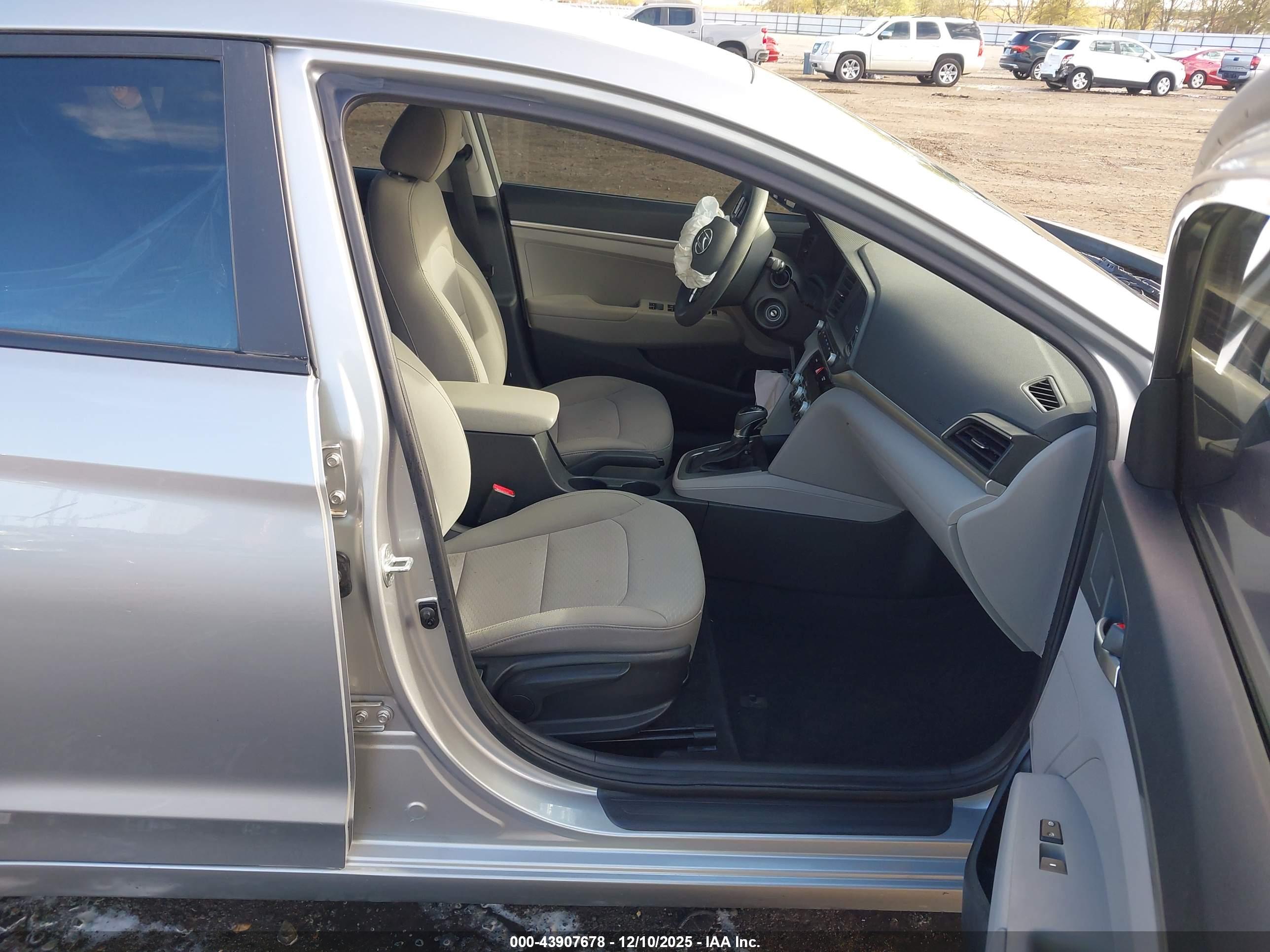 HYUNDAI ELANTRA image 5