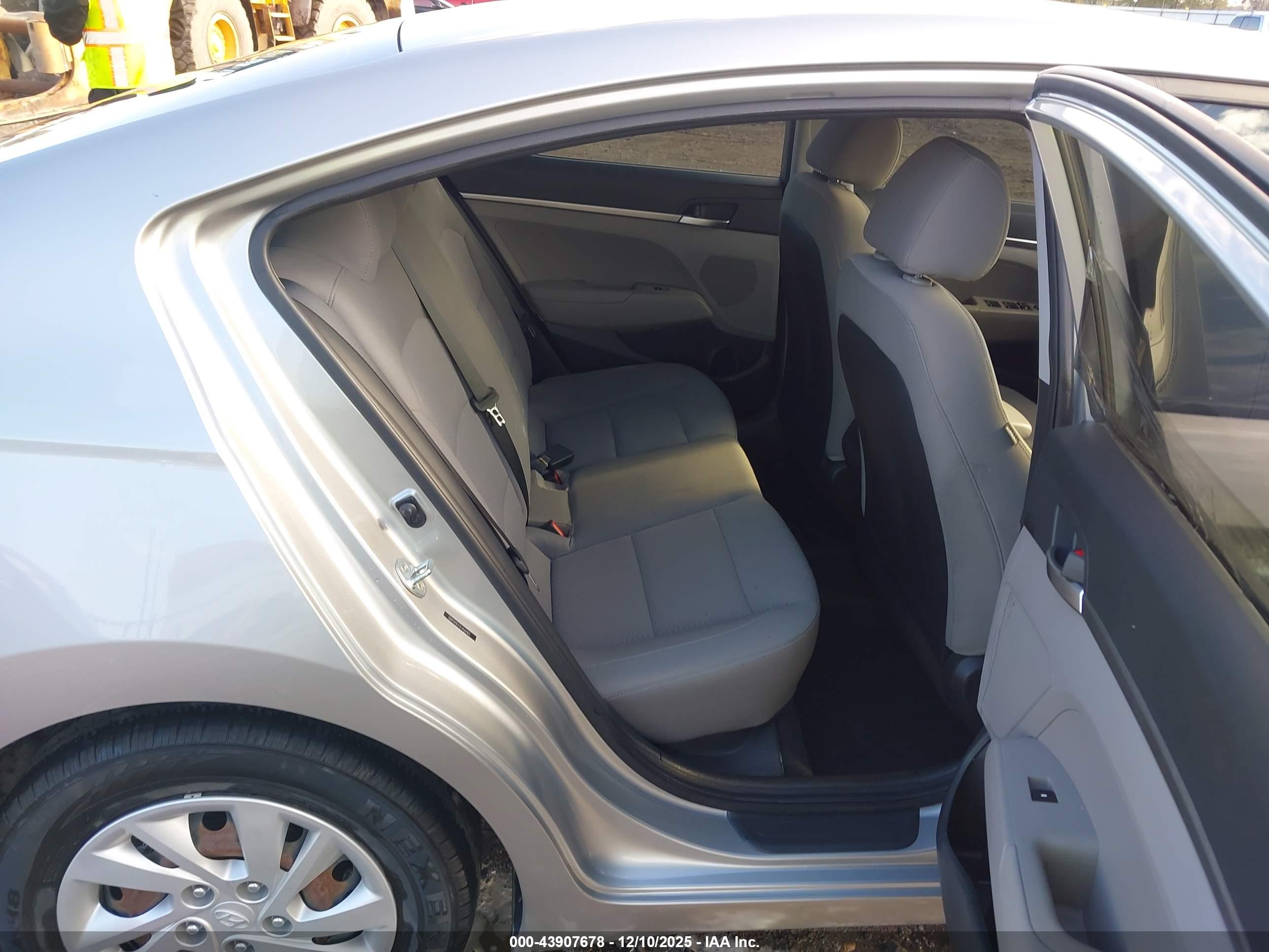 HYUNDAI ELANTRA image 8