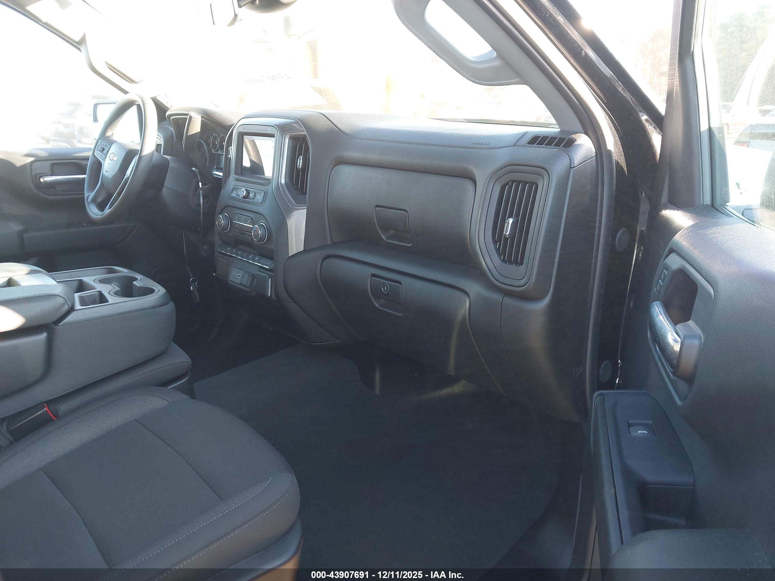 CHEVROLET SILVERADO image 5