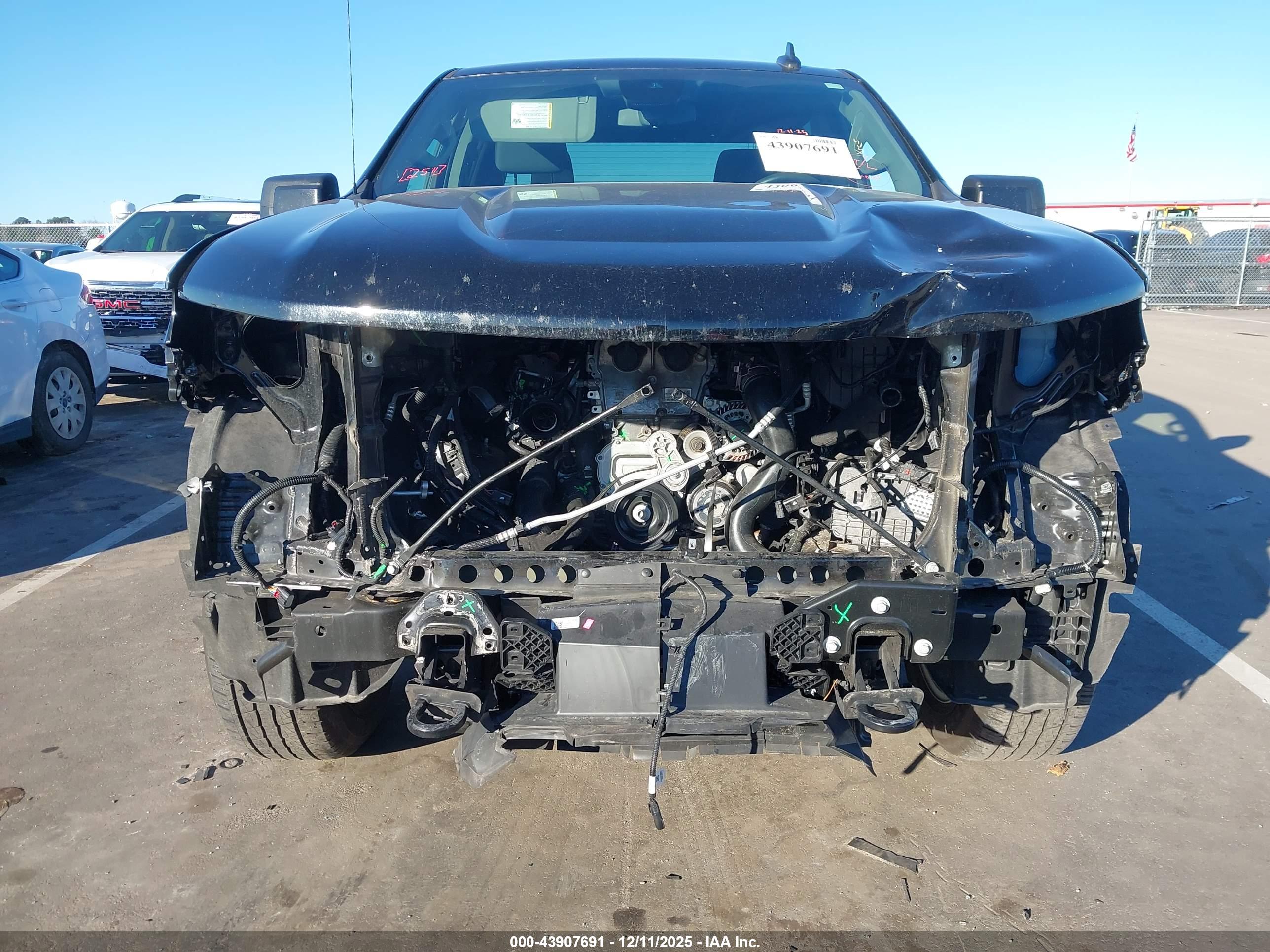 CHEVROLET SILVERADO image 6