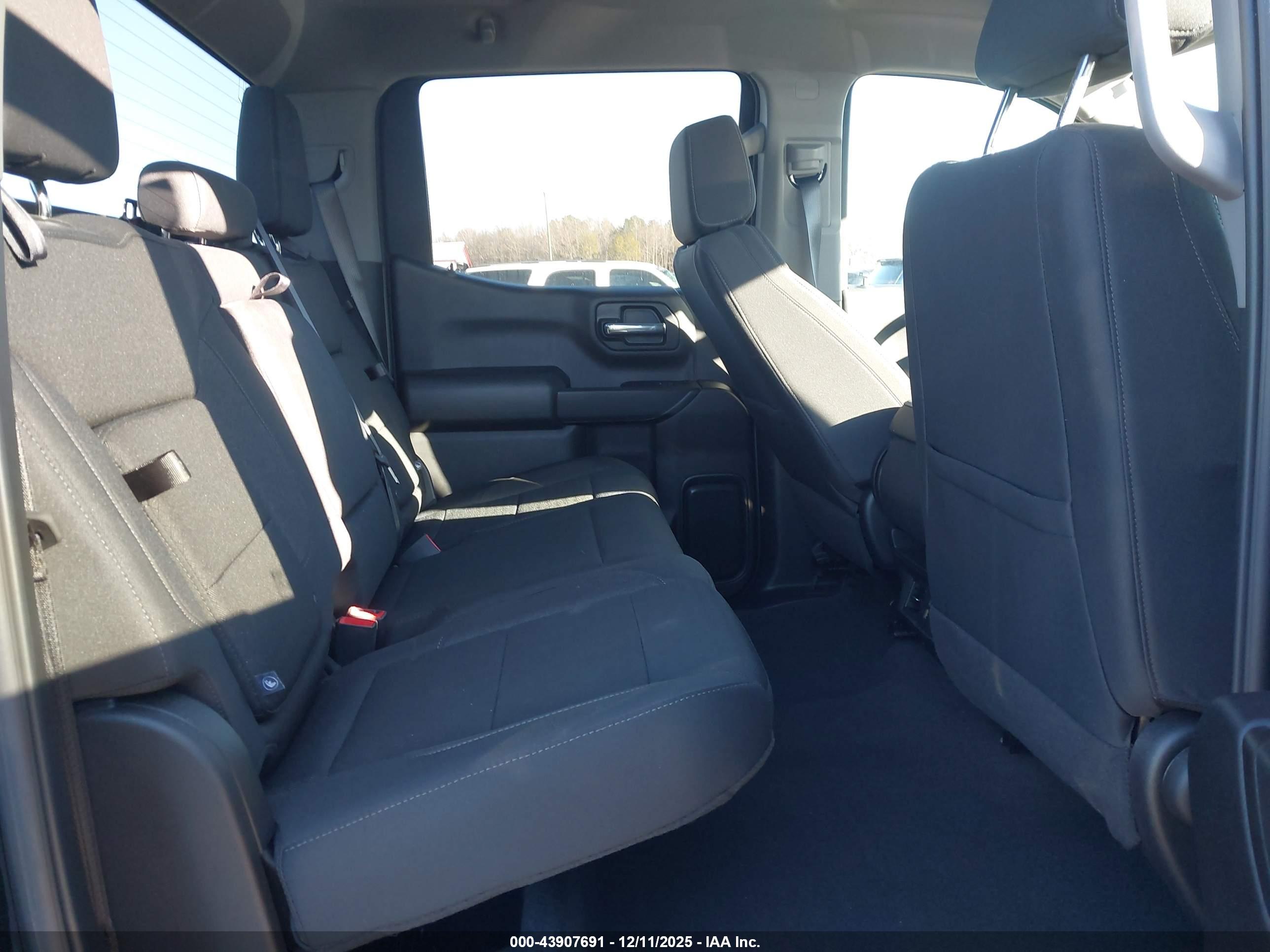 CHEVROLET SILVERADO image 8