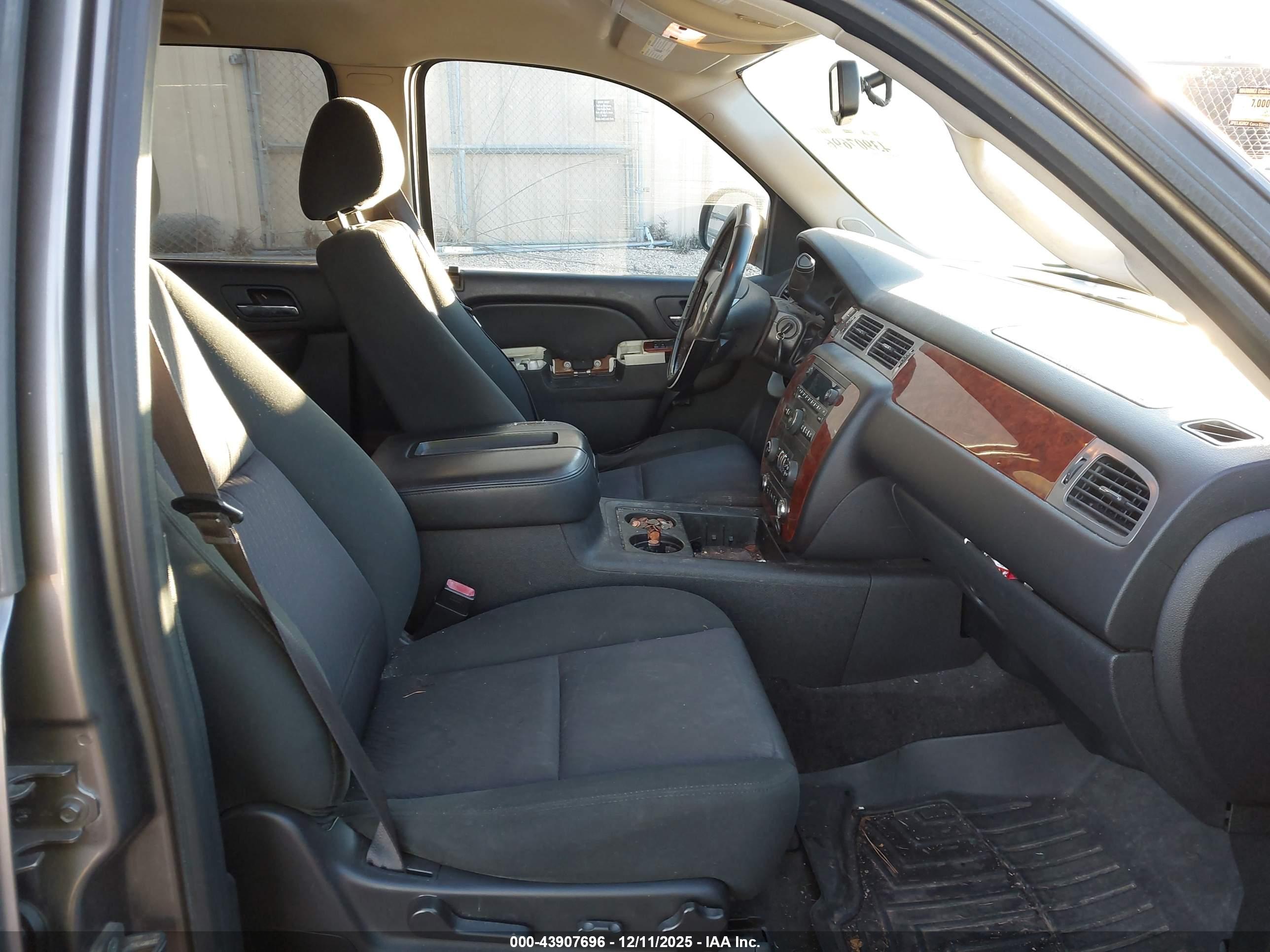 CHEVROLET TAHOE image 5