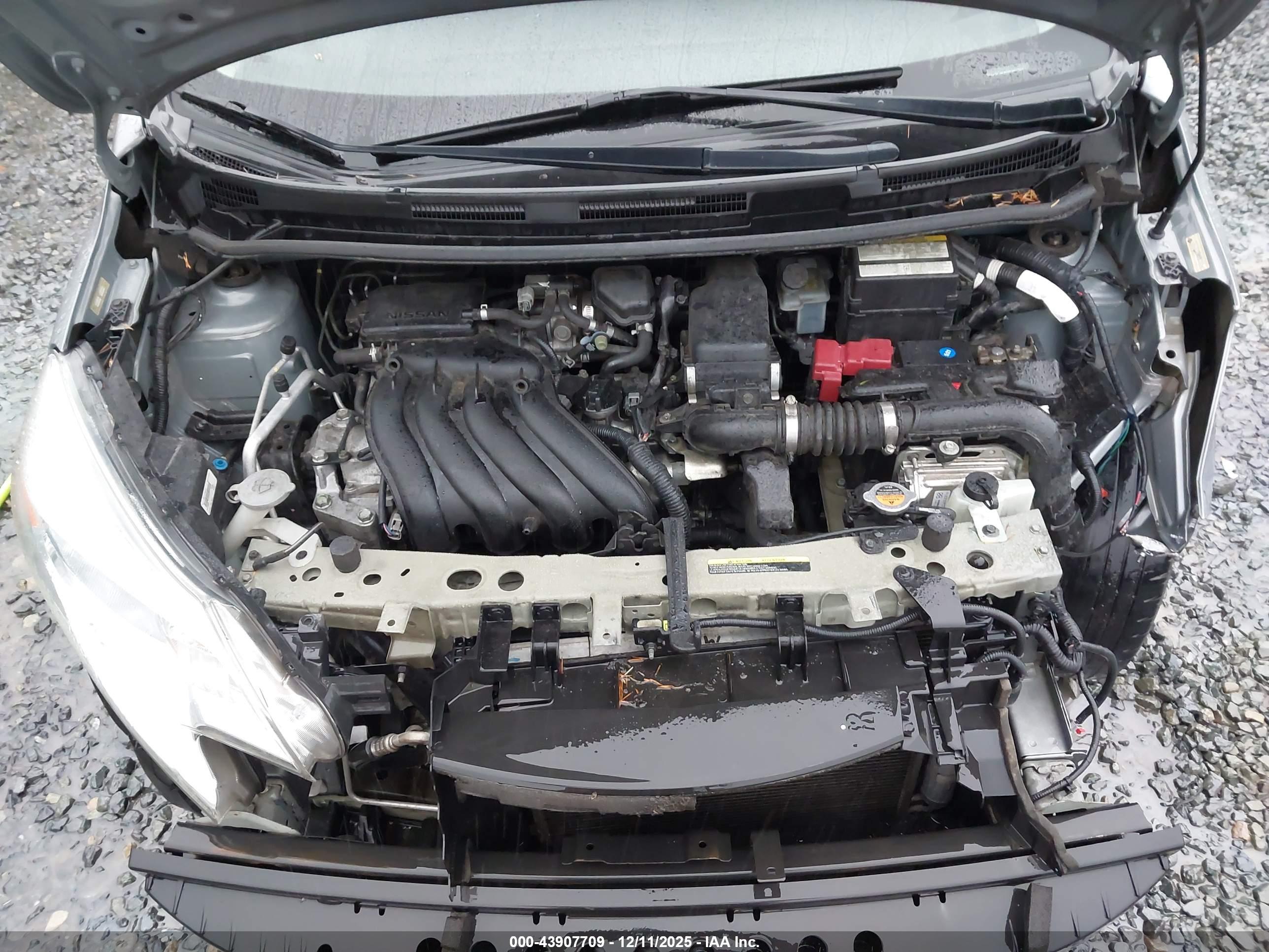 NISSAN VERSA image 10