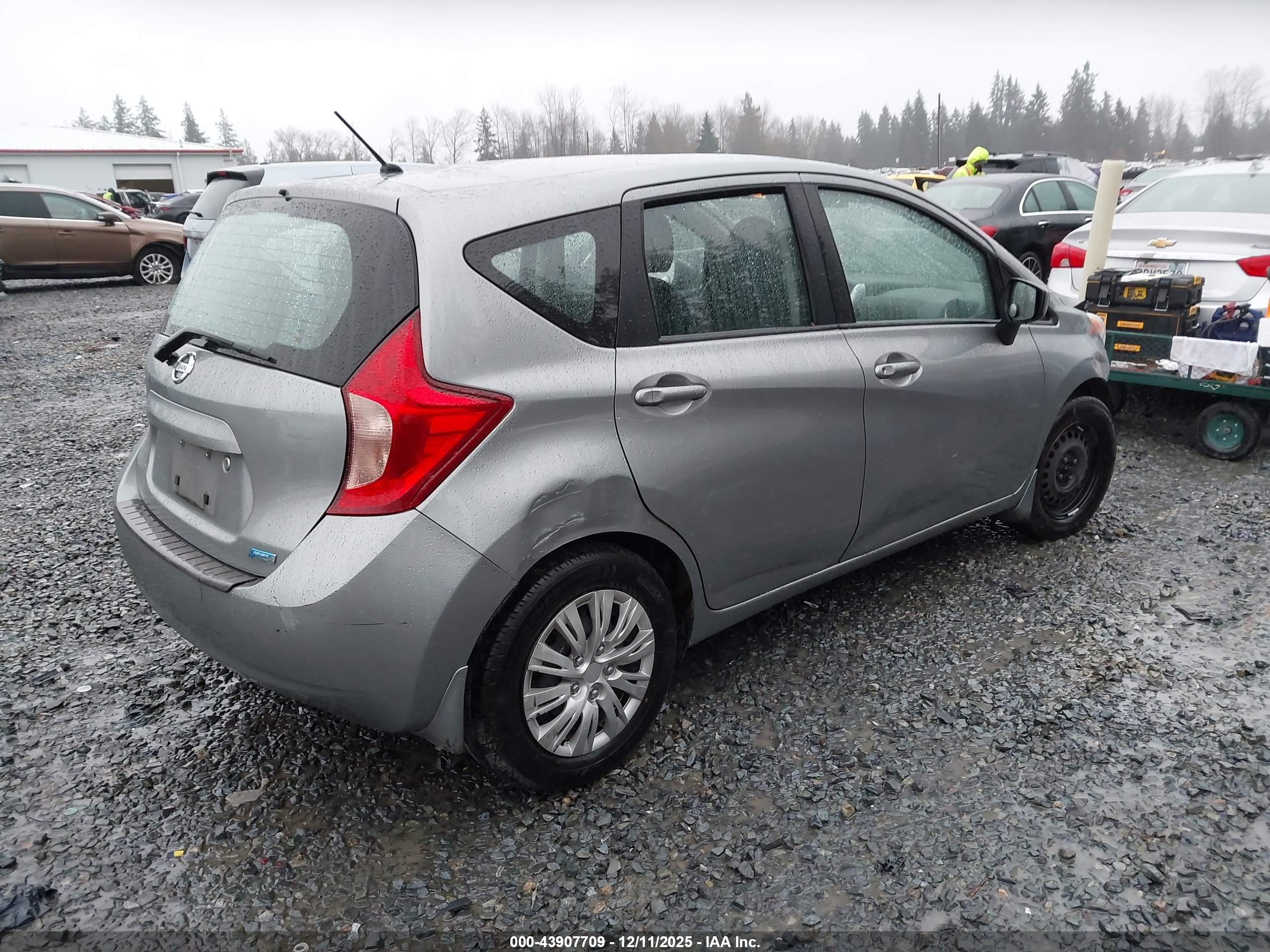 NISSAN VERSA image 4