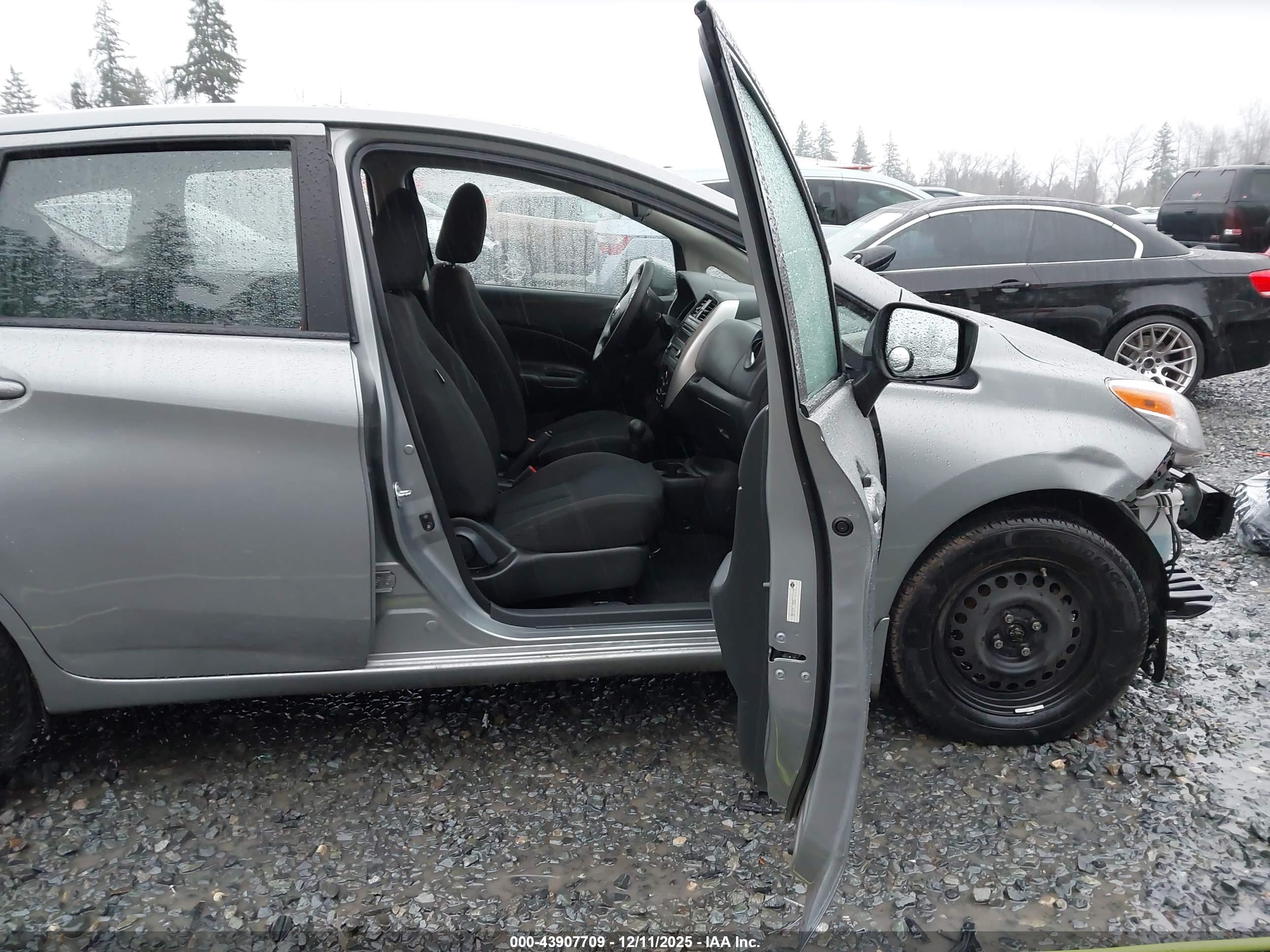 NISSAN VERSA image 5