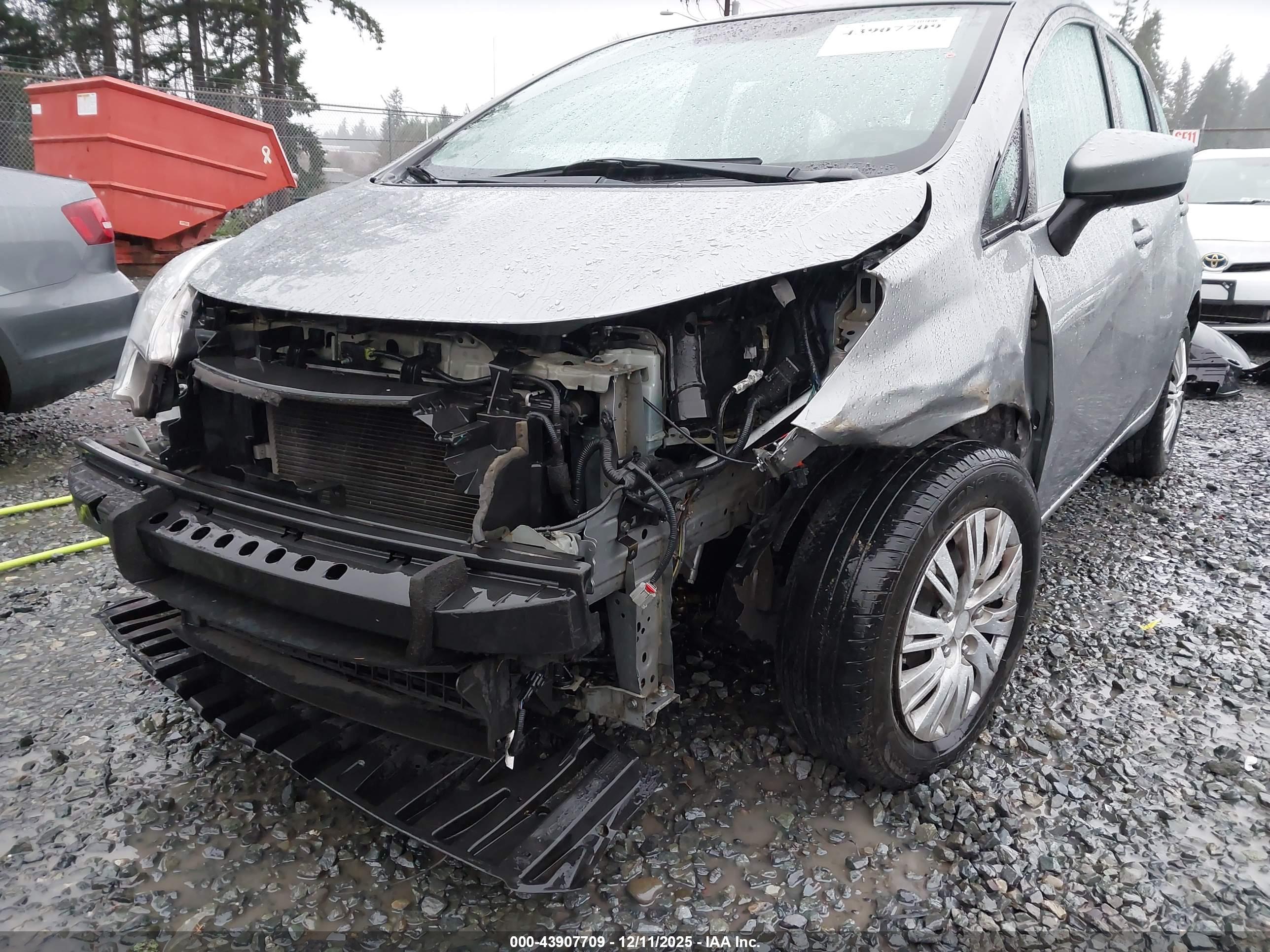 NISSAN VERSA image 6
