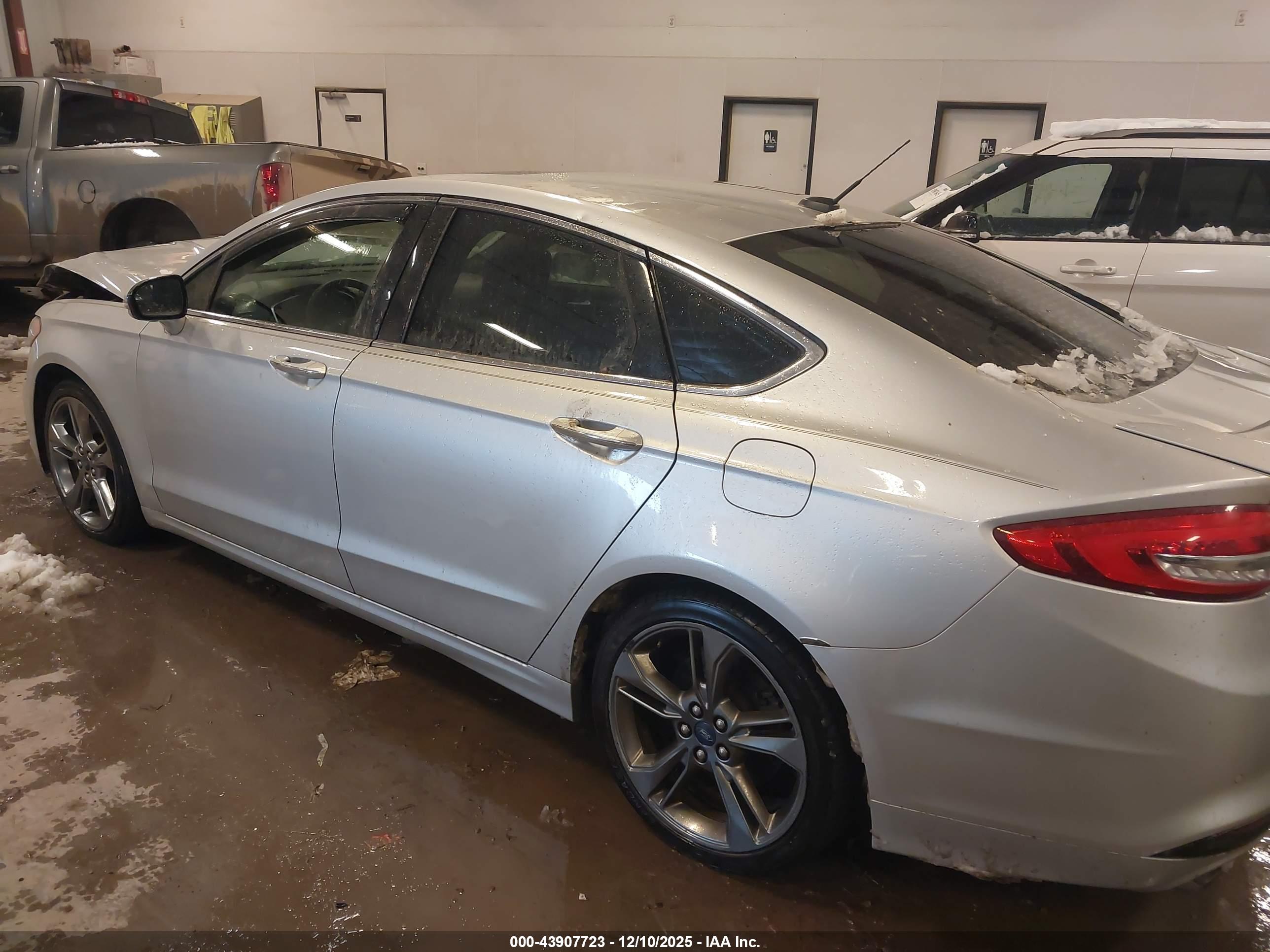 FORD FUSION image 3
