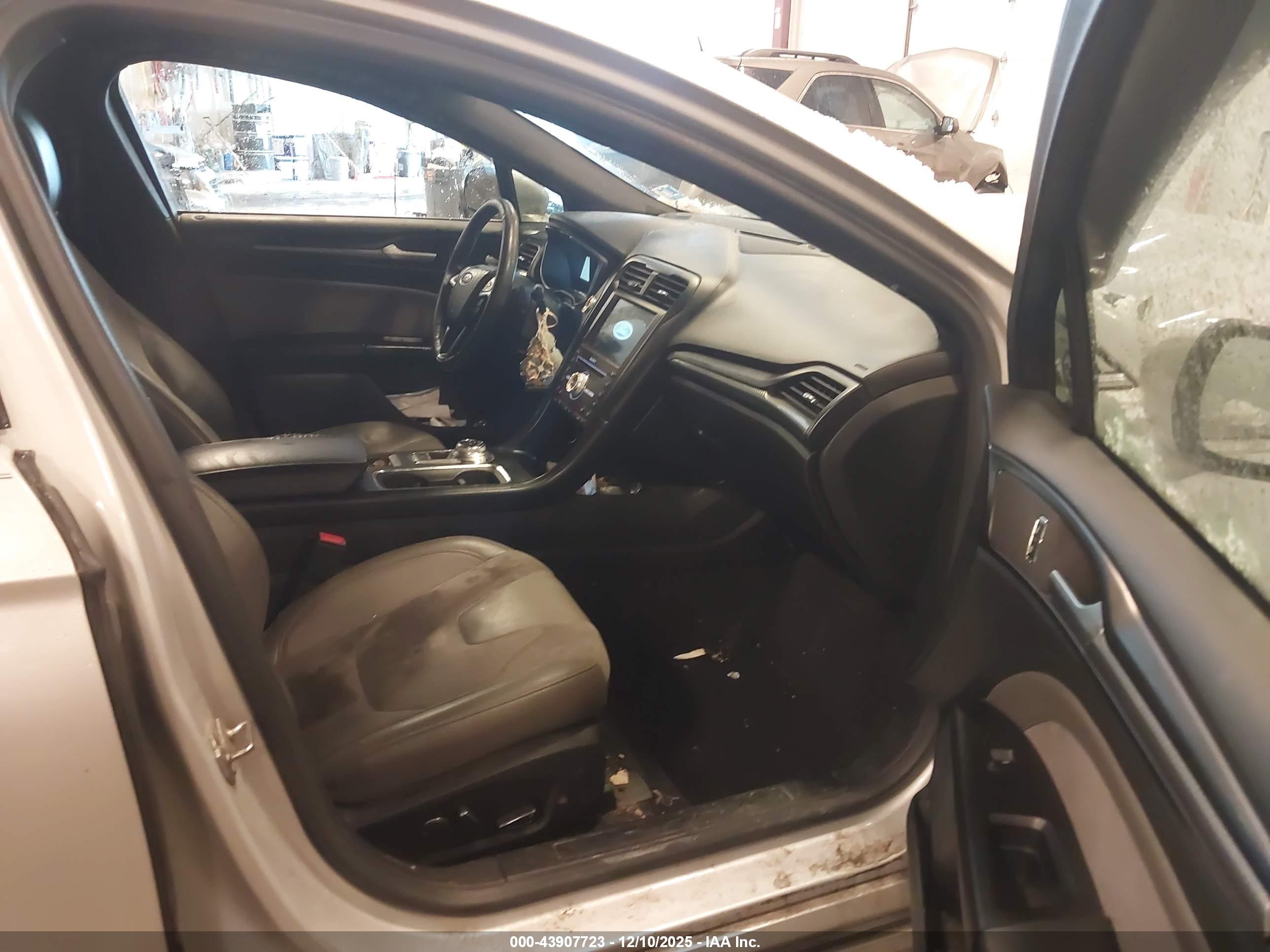 FORD FUSION image 5