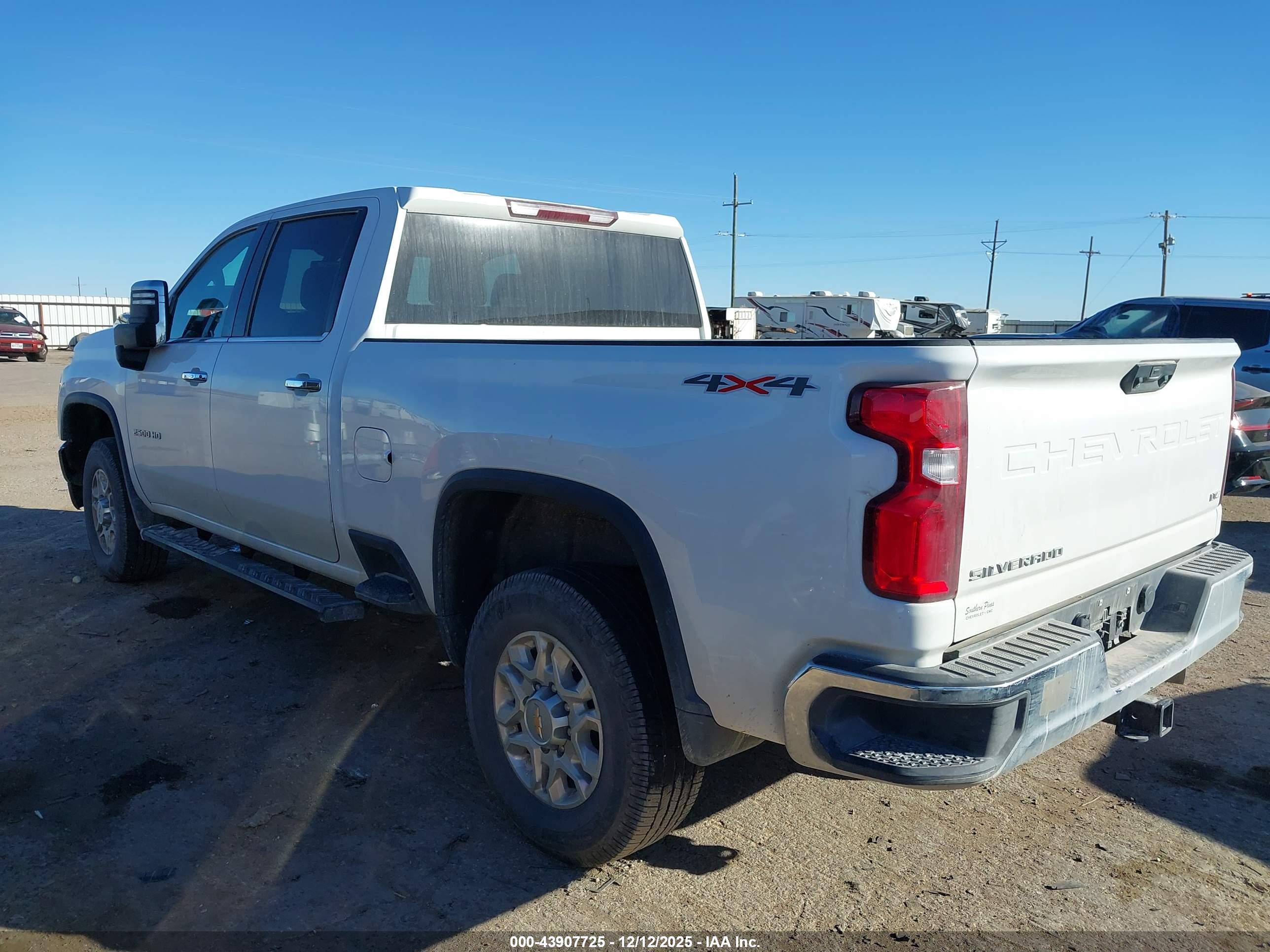 CHEVROLET SILVERADO image 3