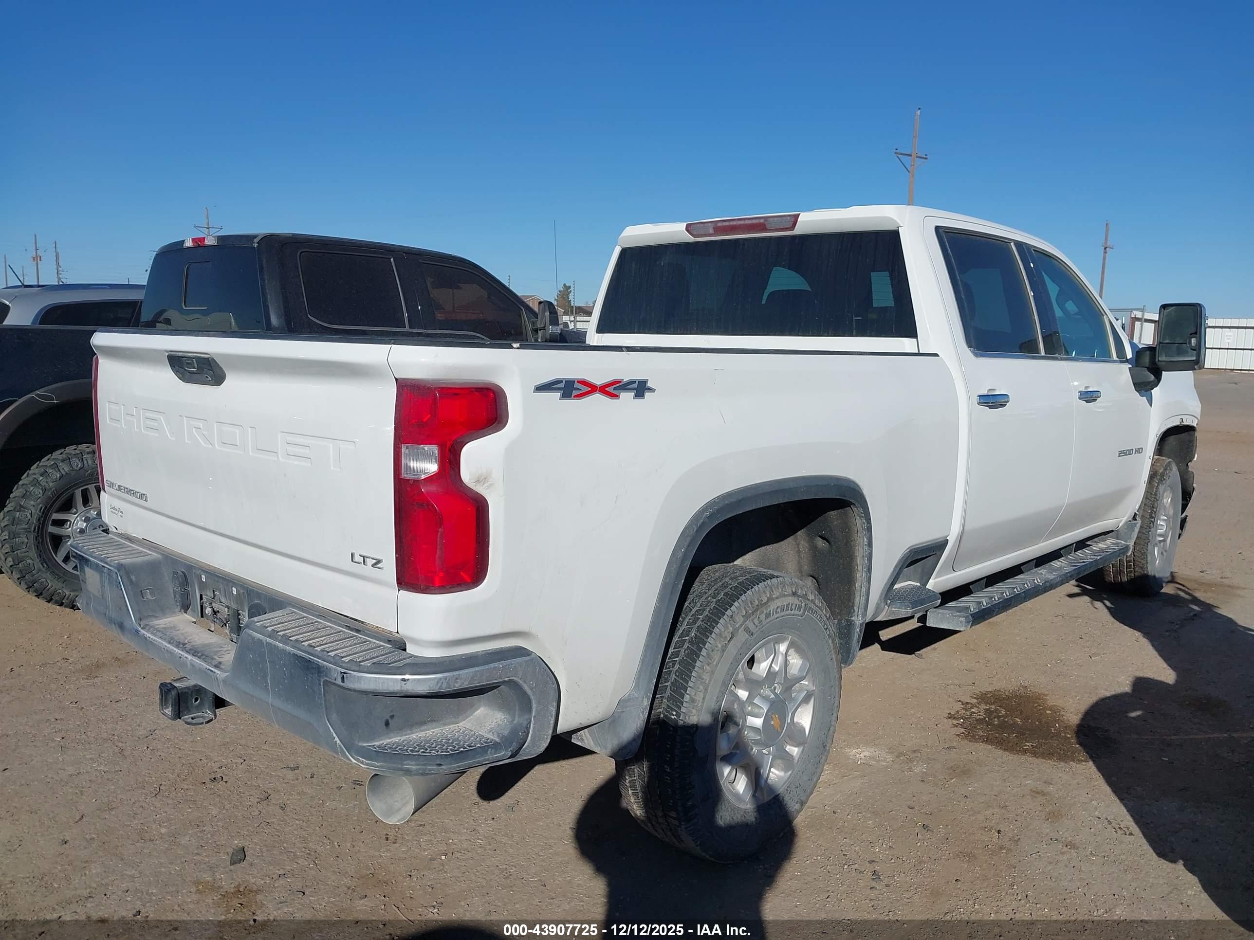 CHEVROLET SILVERADO image 4