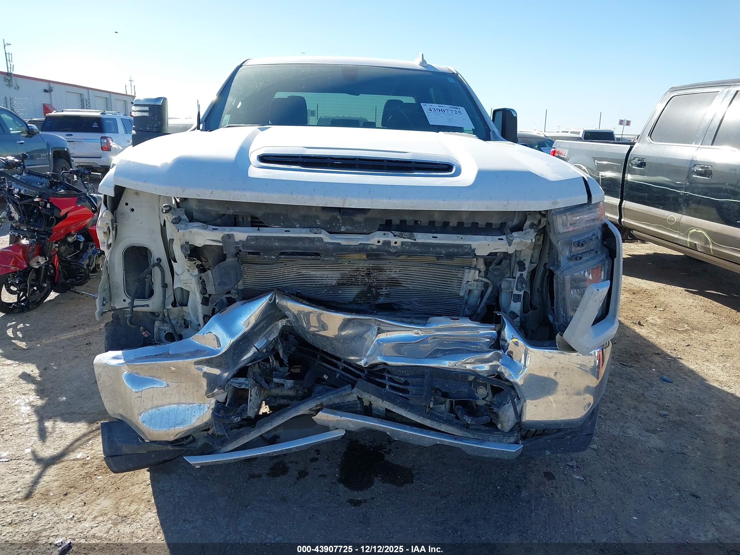 CHEVROLET SILVERADO image 6