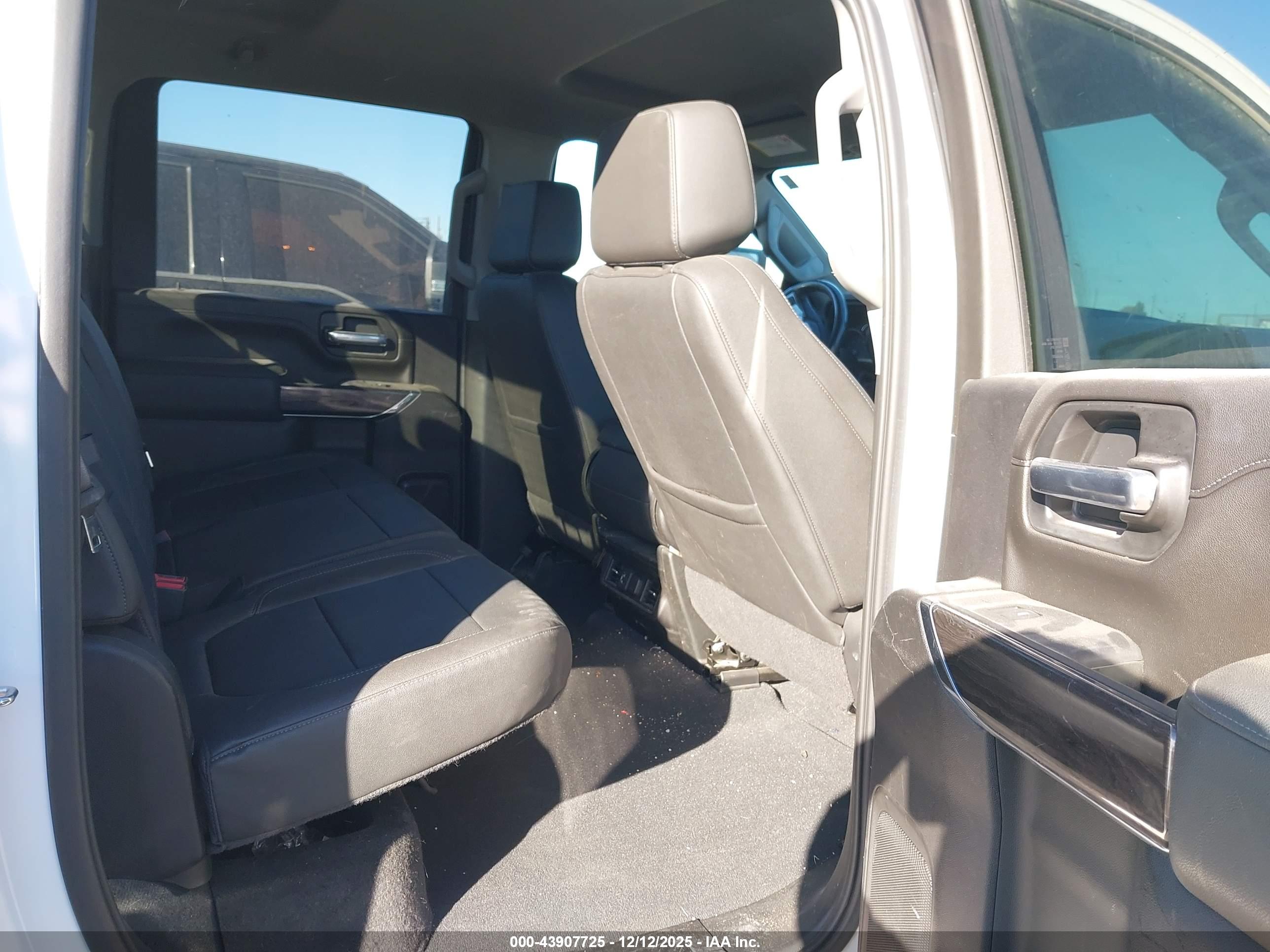 CHEVROLET SILVERADO image 8