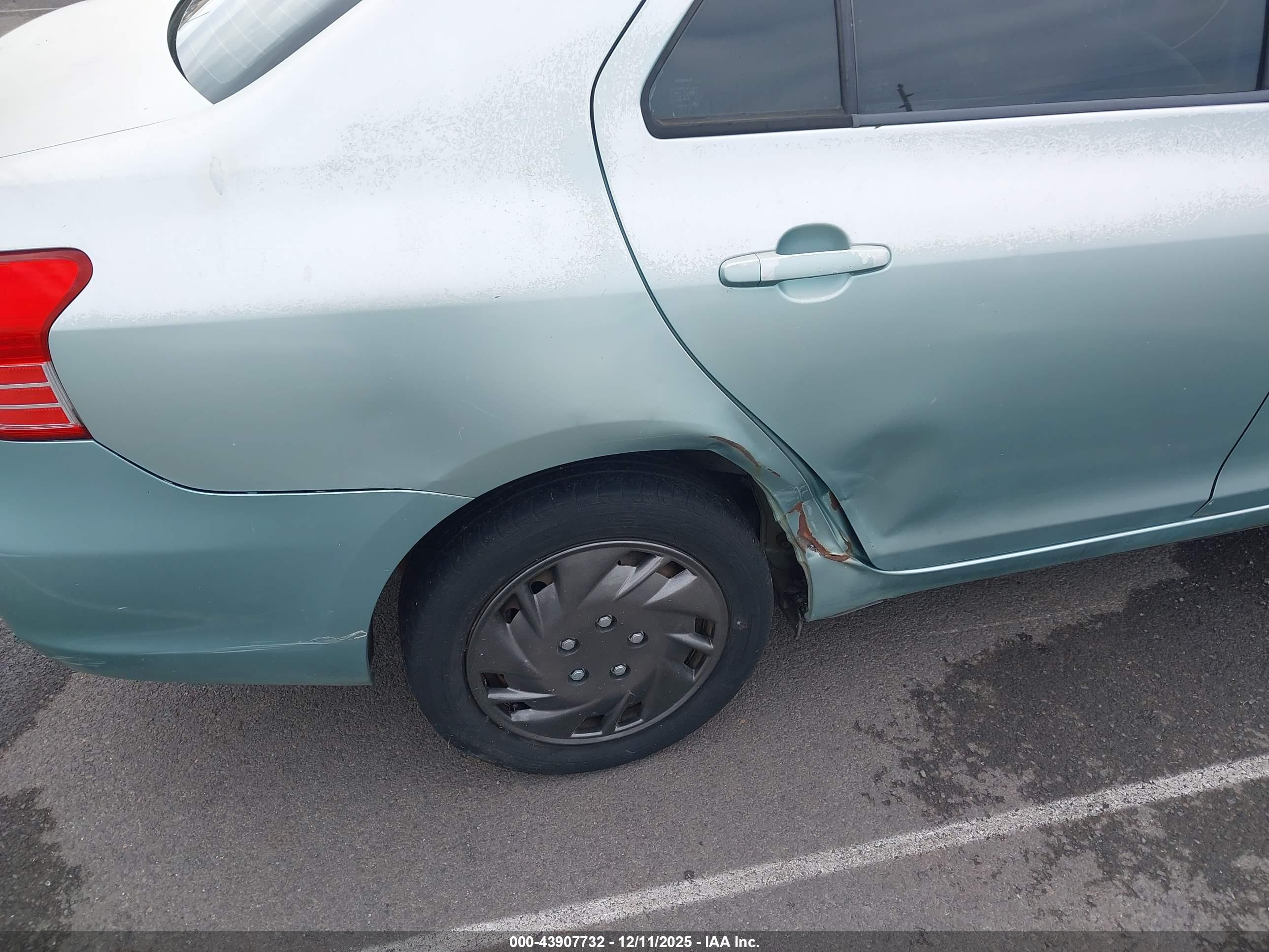 TOYOTA YARIS image 6