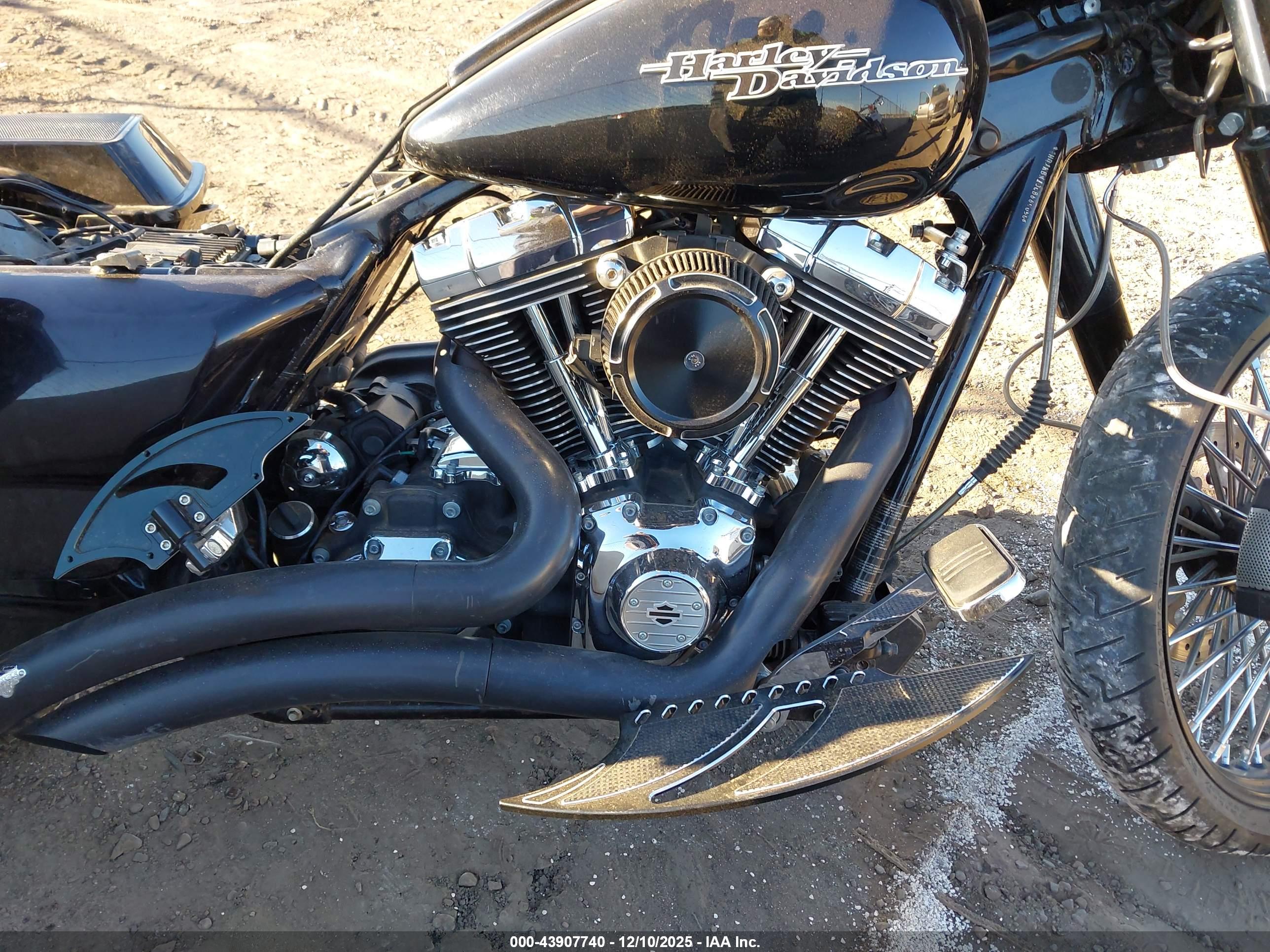 HARLEY-DAVIDSON FLHX image 8