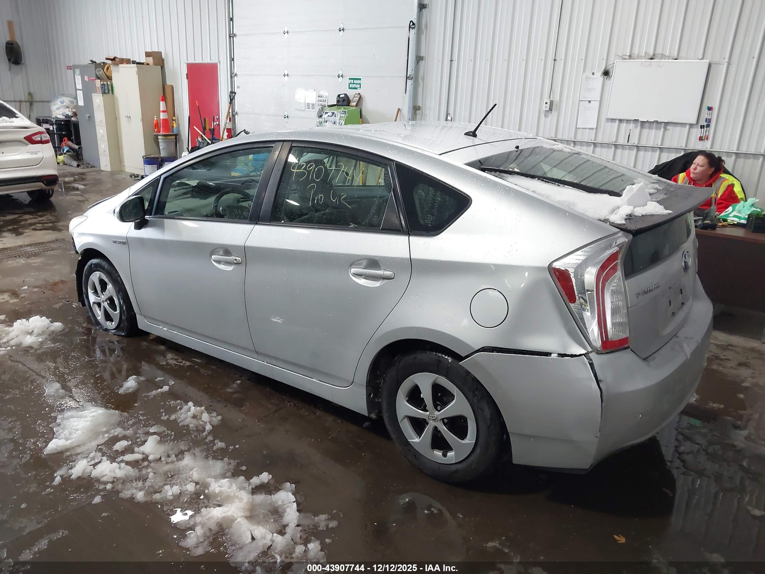 TOYOTA PRIUS image 3