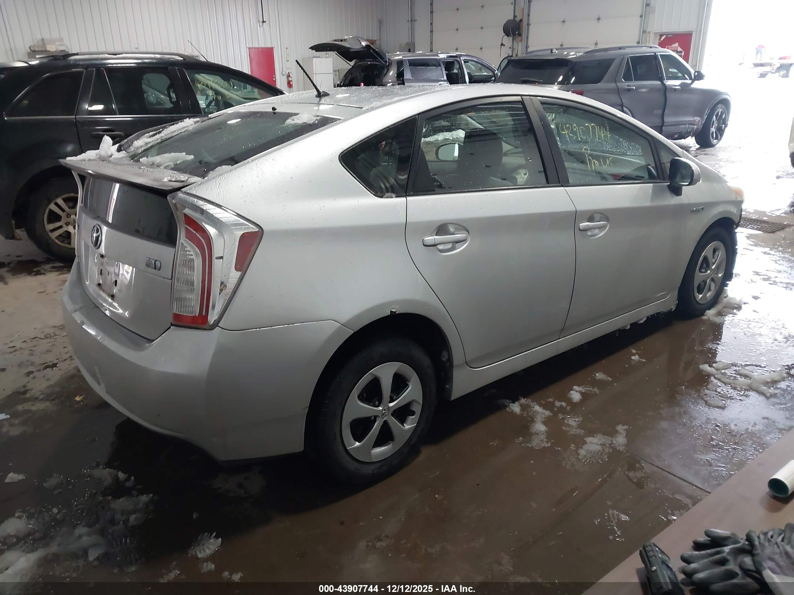 TOYOTA PRIUS image 4